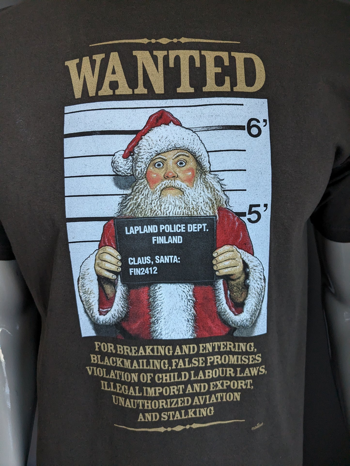 Fruit of the Loom Wanted Santa Claus shirt. Bruin met opdruk. Maat L.