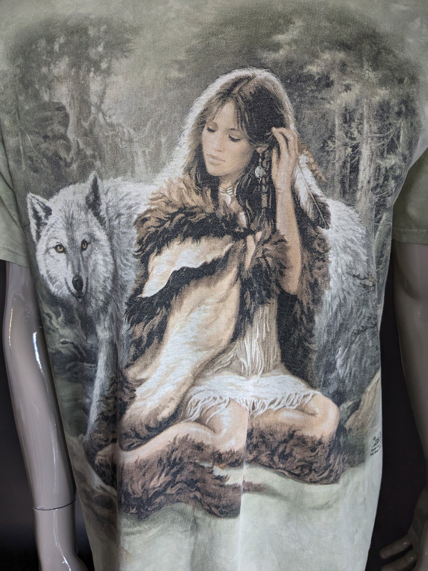 The Mountain shirt. Green mixed with wolf and woman print. Size L / XL.