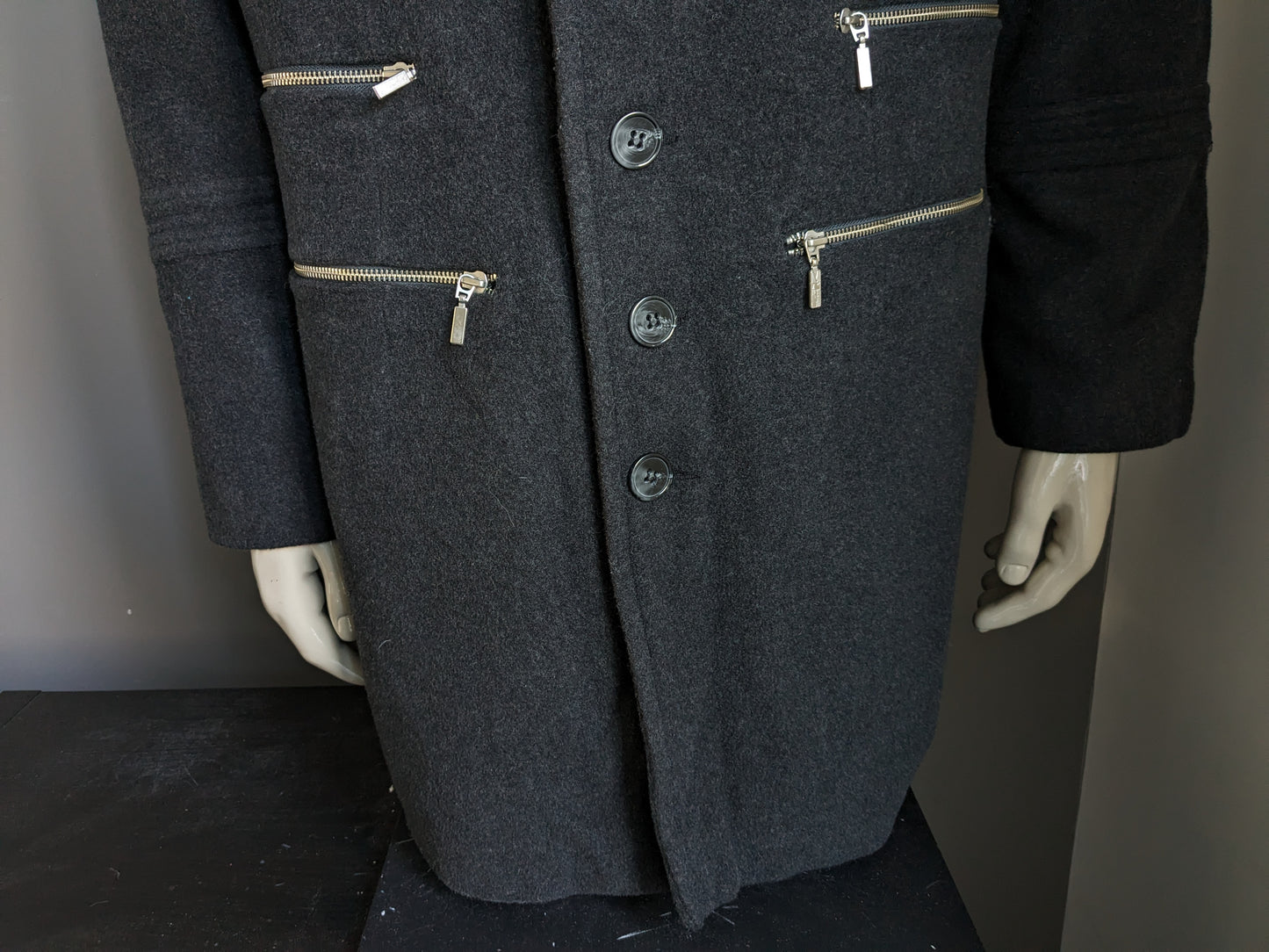 Separare la giacca da mezza lunga lana Martin con bottoni e applicazioni con cerniera. Grigio scuro. Dimensione 52 / L.