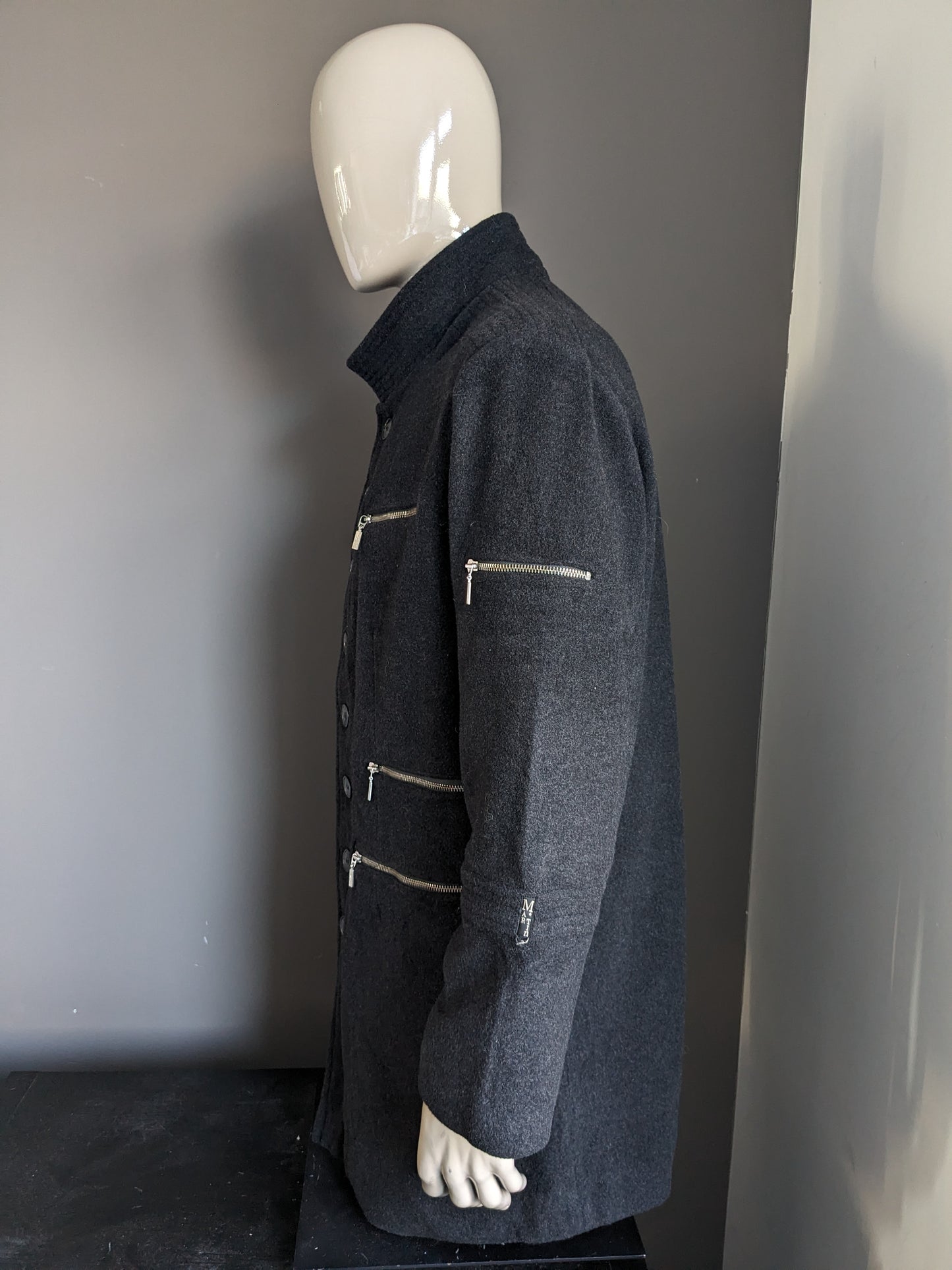 Separare la giacca da mezza lunga lana Martin con bottoni e applicazioni con cerniera. Grigio scuro. Dimensione 52 / L.