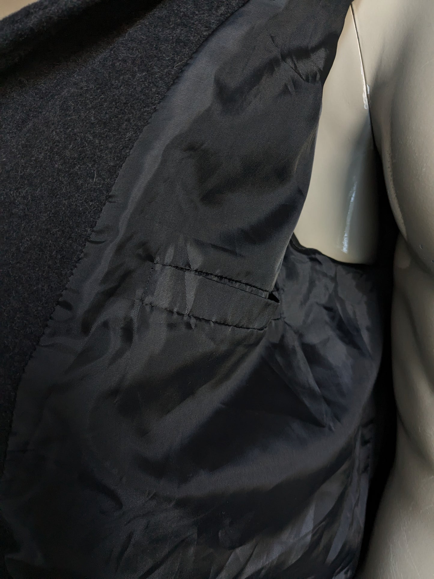 Separe una chaqueta media larga de lana Martin con botones y aplicaciones de cremallera. Gris oscuro. Tamaño 52 / L.