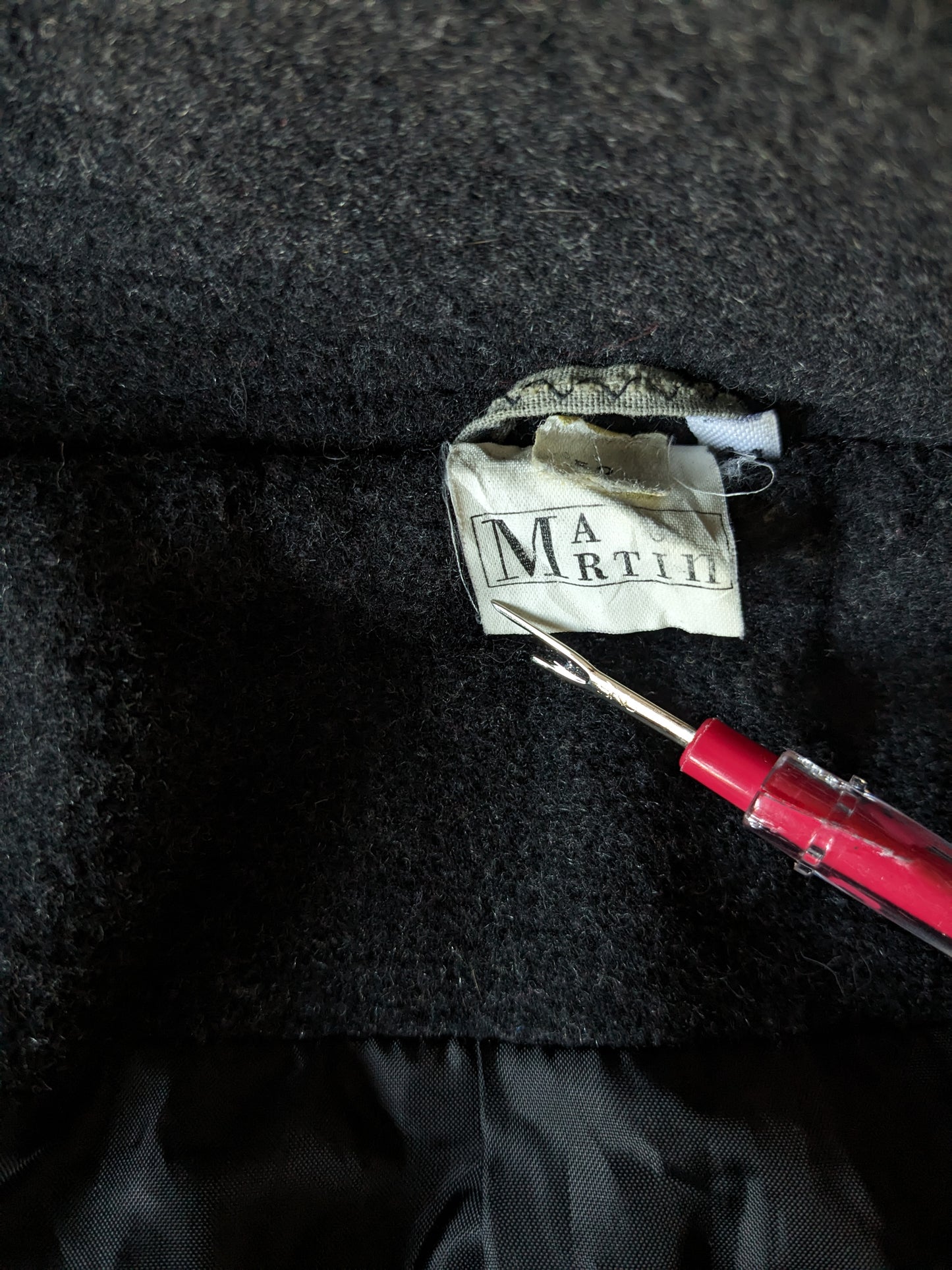 Veste à moitié longue de laine Martin avec des boutons et des applications à glissière. Gris foncé. Taille 52 / L.