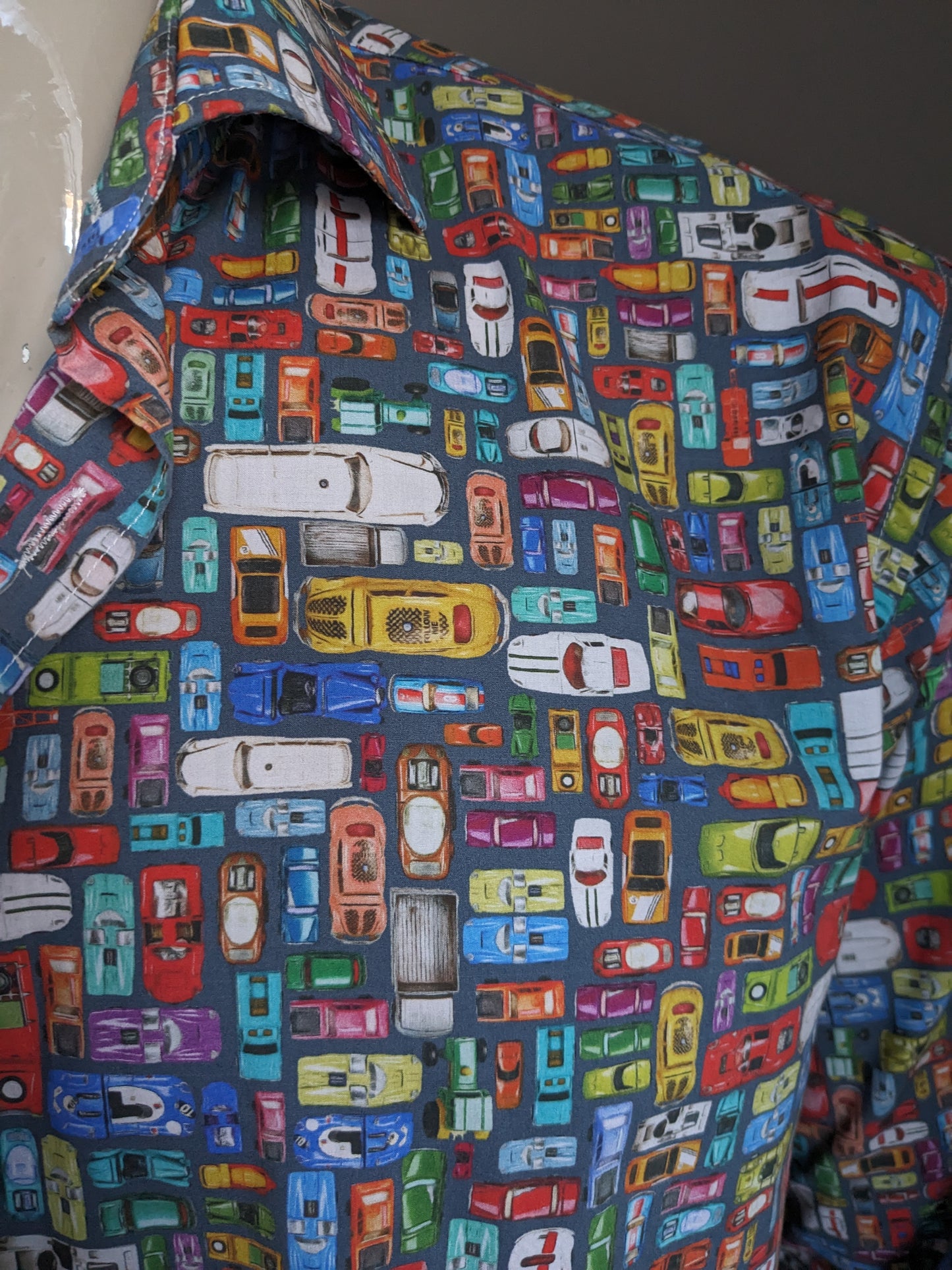 Artigiano shirt. Nice colored car print. Size 43 / XL.