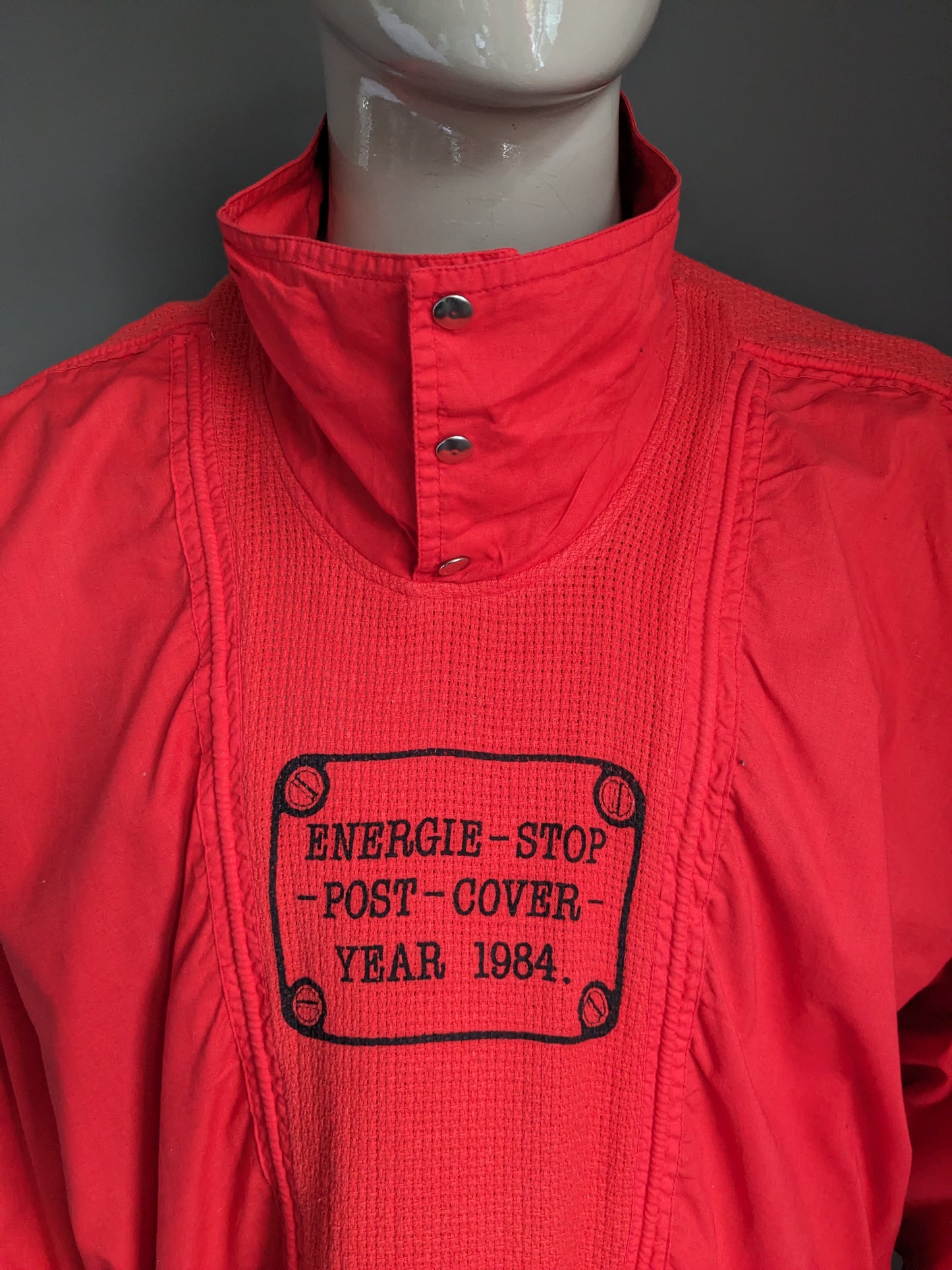 Suéter de polo vintage con banda elástica. Rojo con impresión. Tamaño L / XL.