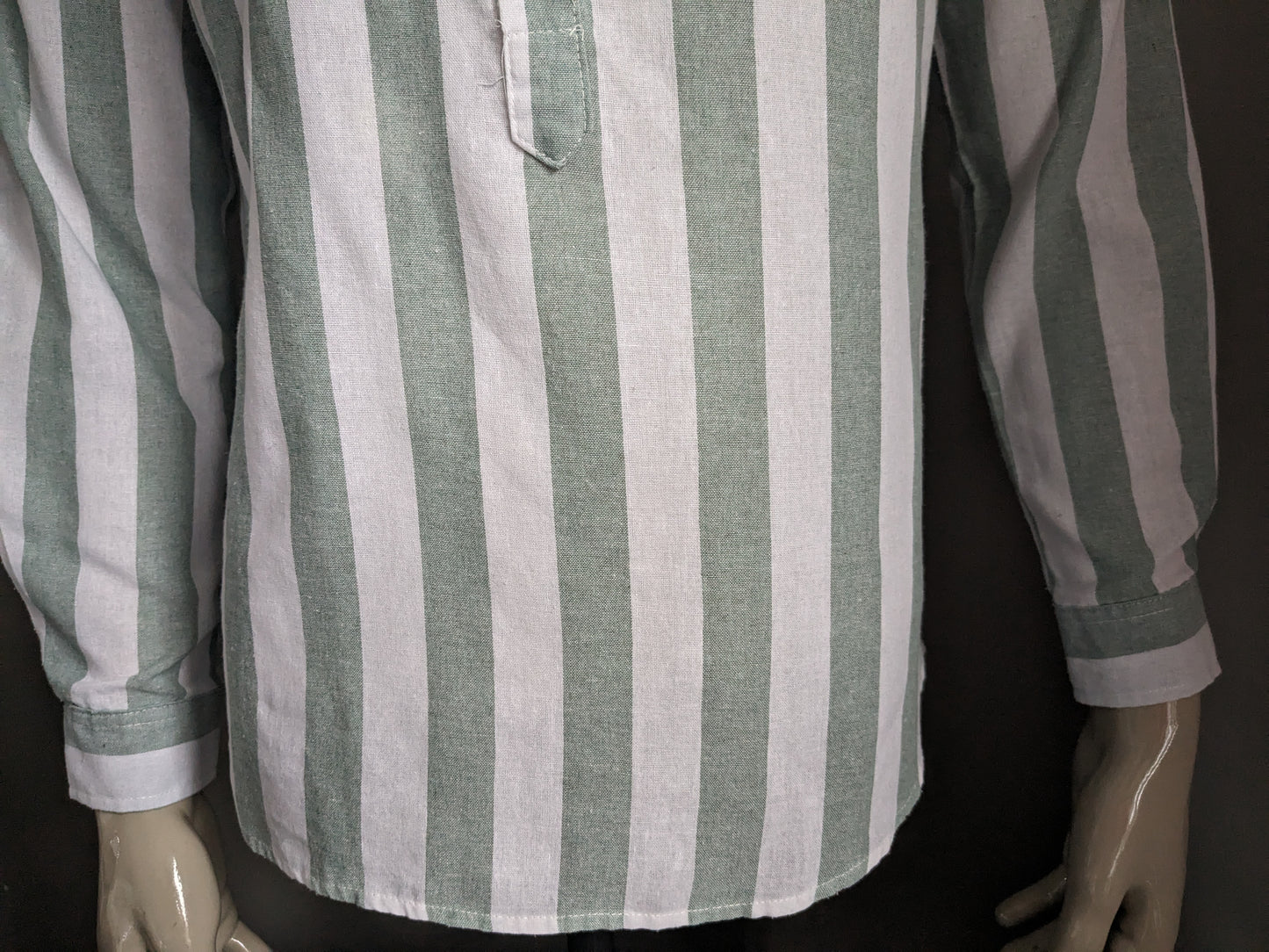 Chemise de chemise sans marque avec agriculteurs / collier surélevé / mao. Green blanc rayé. Taille M / L.