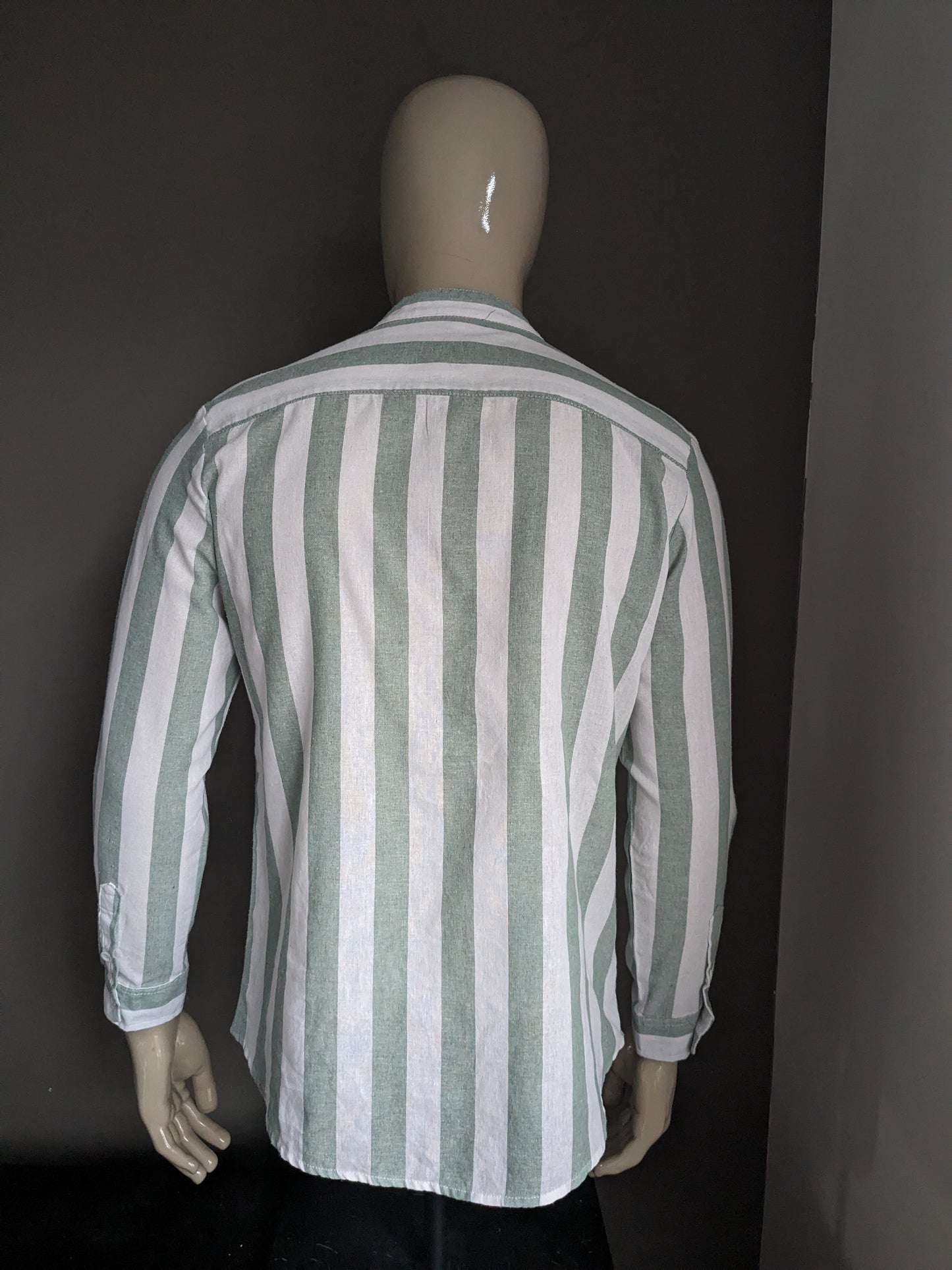 Chemise de chemise sans marque avec agriculteurs / collier surélevé / mao. Green blanc rayé. Taille M / L.