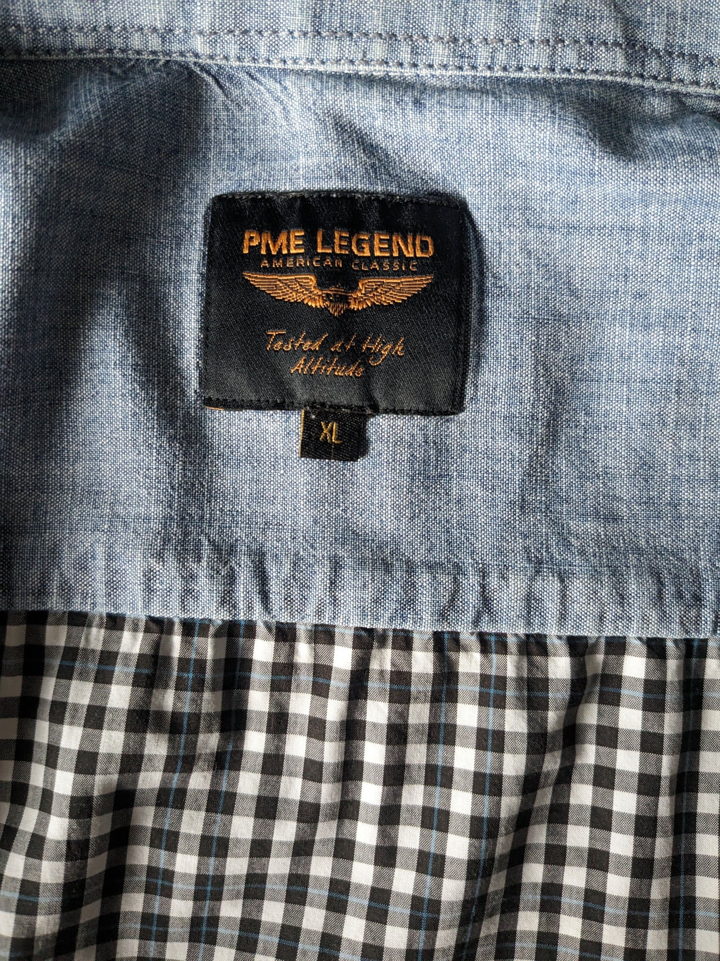 Camisa de leyenda de PME. Blanco y negro bloqueado con línea azul y costuras. Tamaño xl.