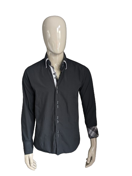 Arya Boy -Hemd mit Doppelkragen. Schwarzweißfarben. Größe L.