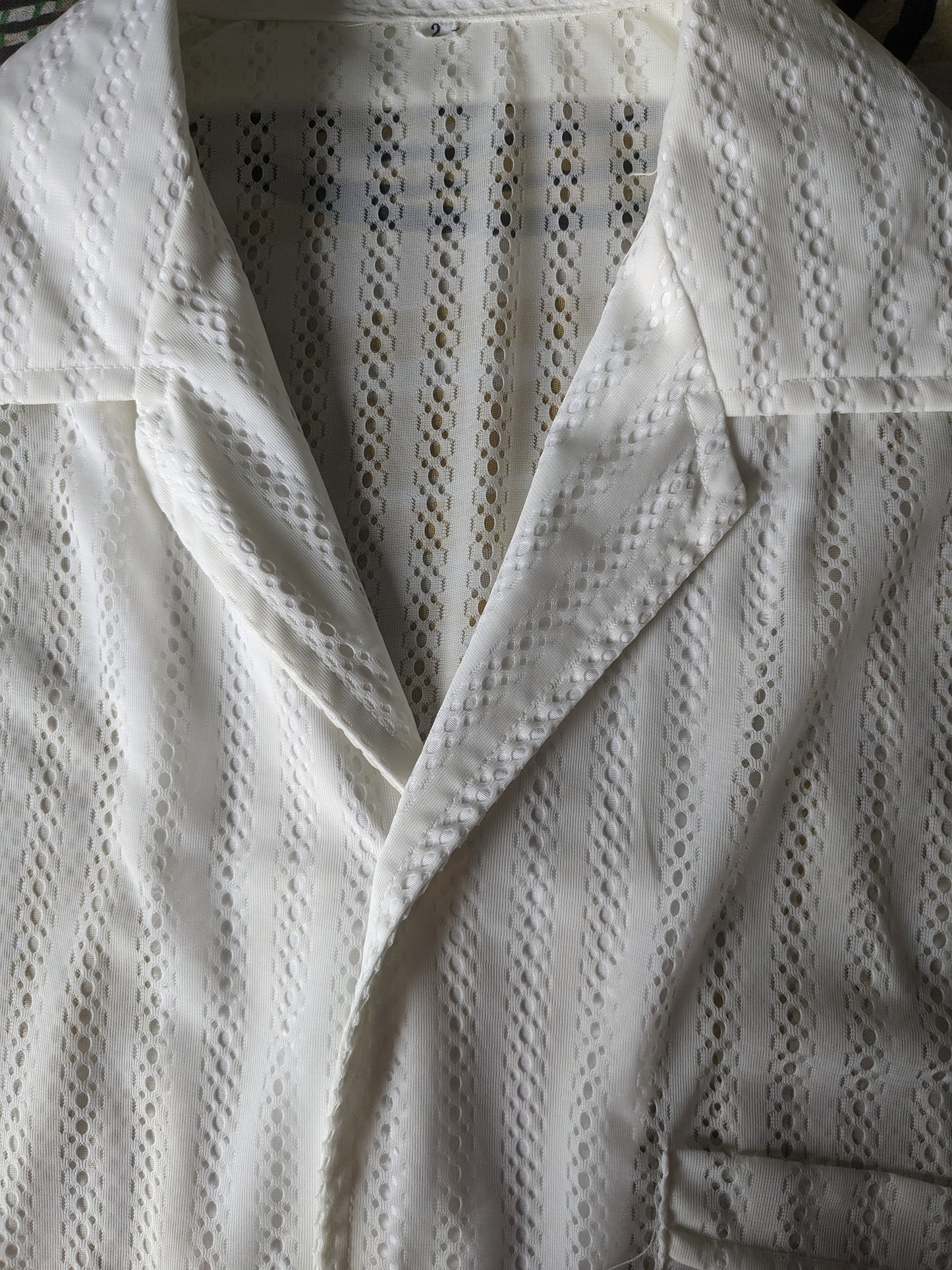 Camisa Vintage de los 70 manga corta. Motivo blanco transparente /translúcido. Talla M.