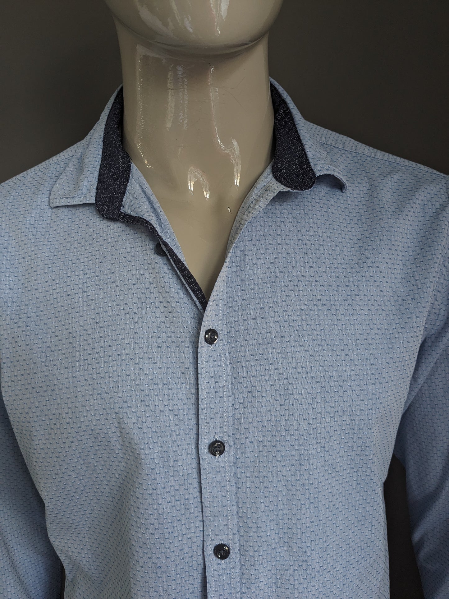 Sondag & Sons Shirt. Motif bleu clair. Taille L. ajustement régulier.