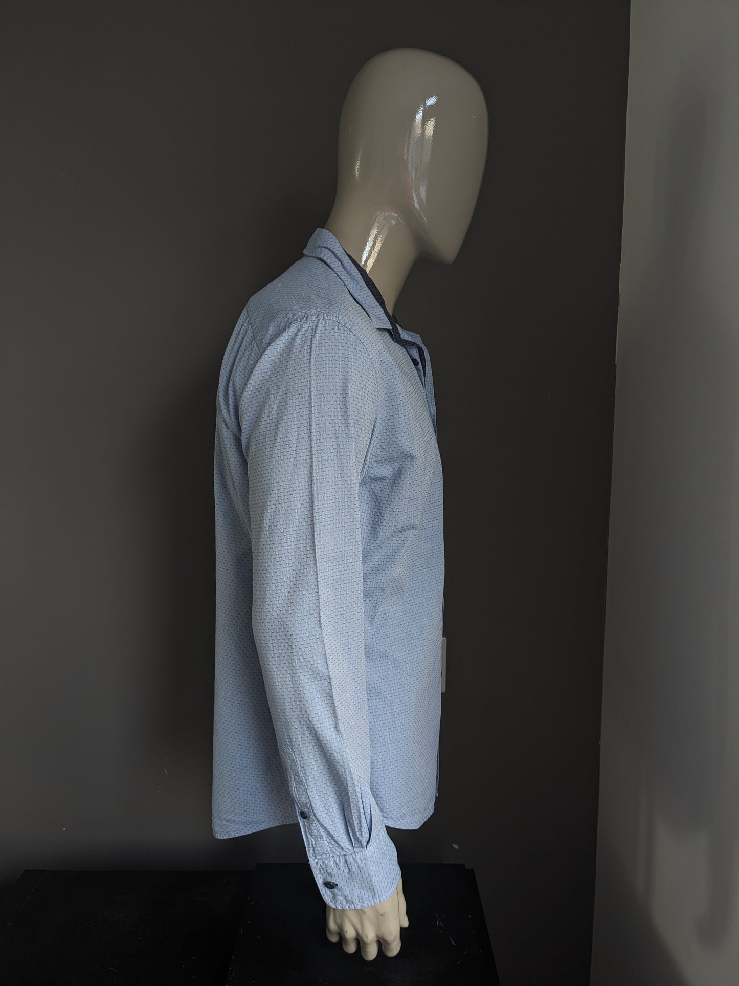 Sondag & Sons -Shirt. Hellblaues Motiv. Größe L. Regelmäßige Passform.