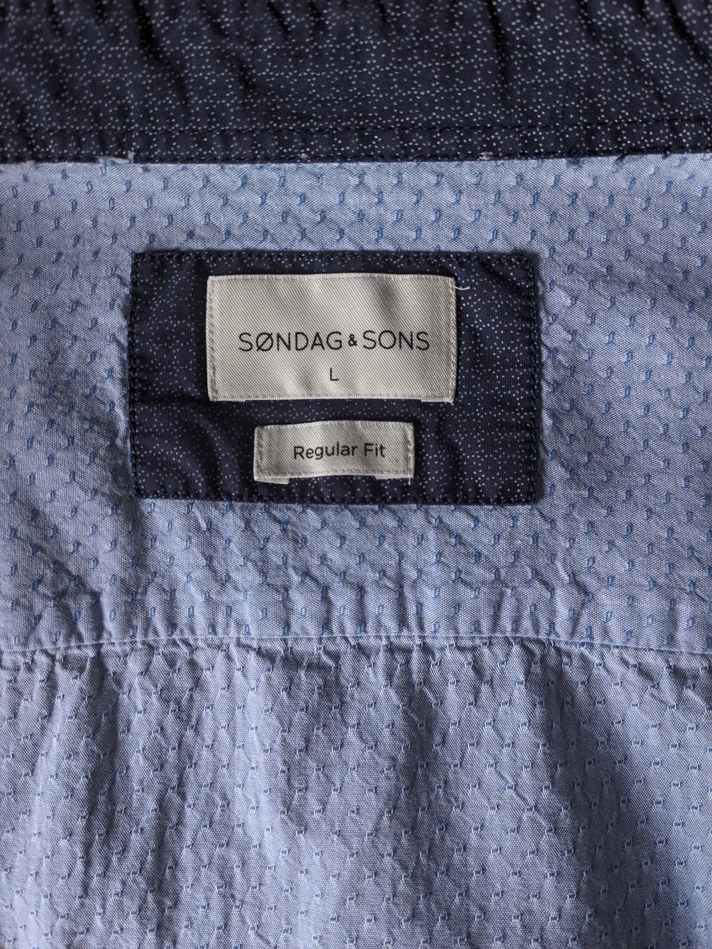 Camicia Sondag & Sons. Motivo blu chiaro. Dimensione L. Fit regolare.