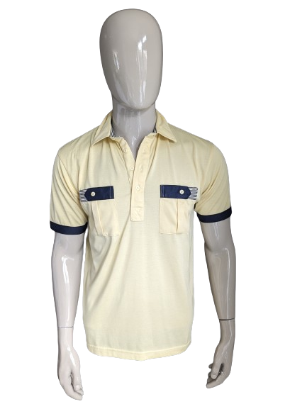 Polo vintage avec poches mammaires. Couleur bleu jaune. Taille M.