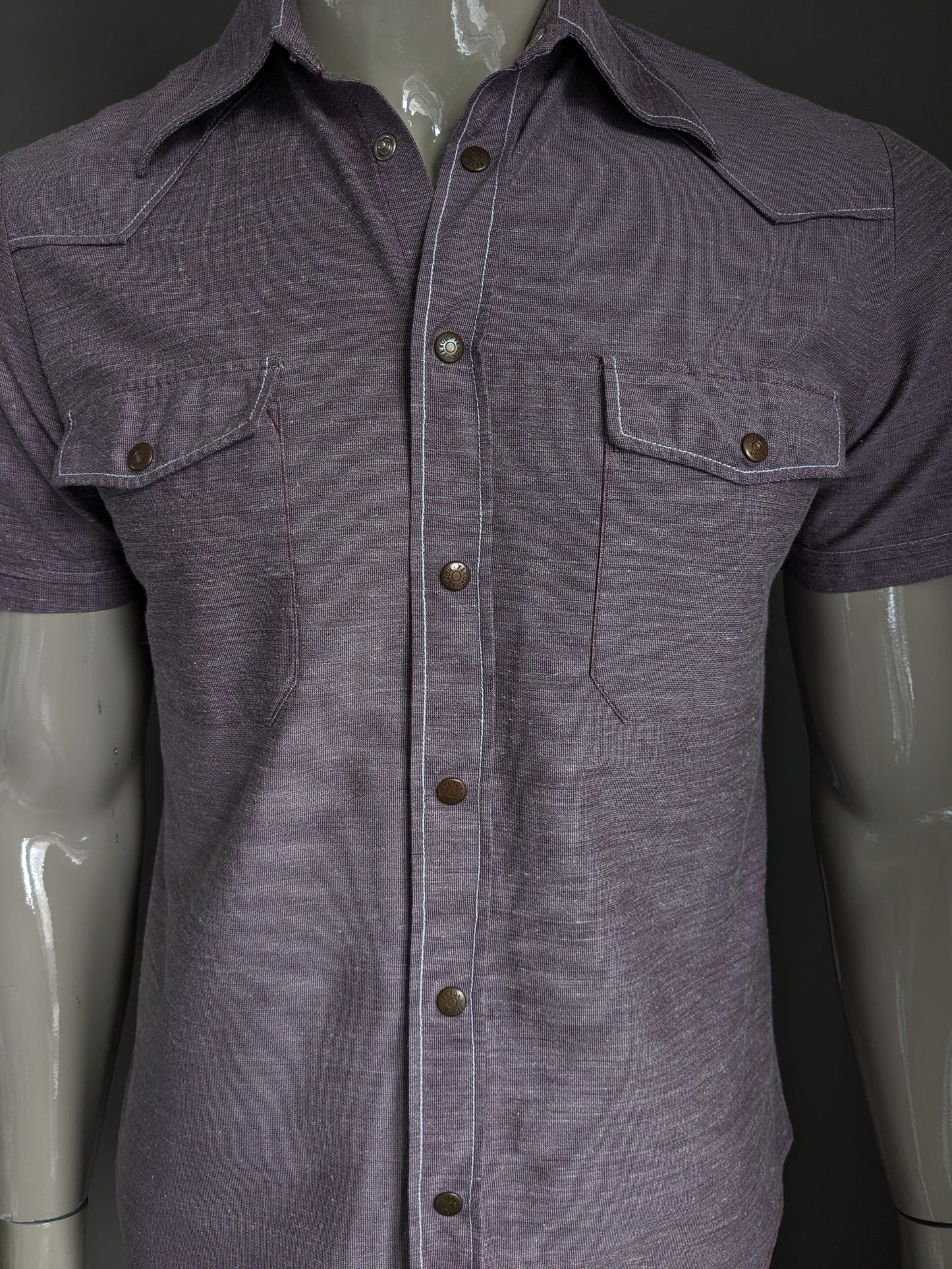Manche courte de chemise Fekon vintage avec un collier et des goujons. Mélange blanc violet. Taille M.