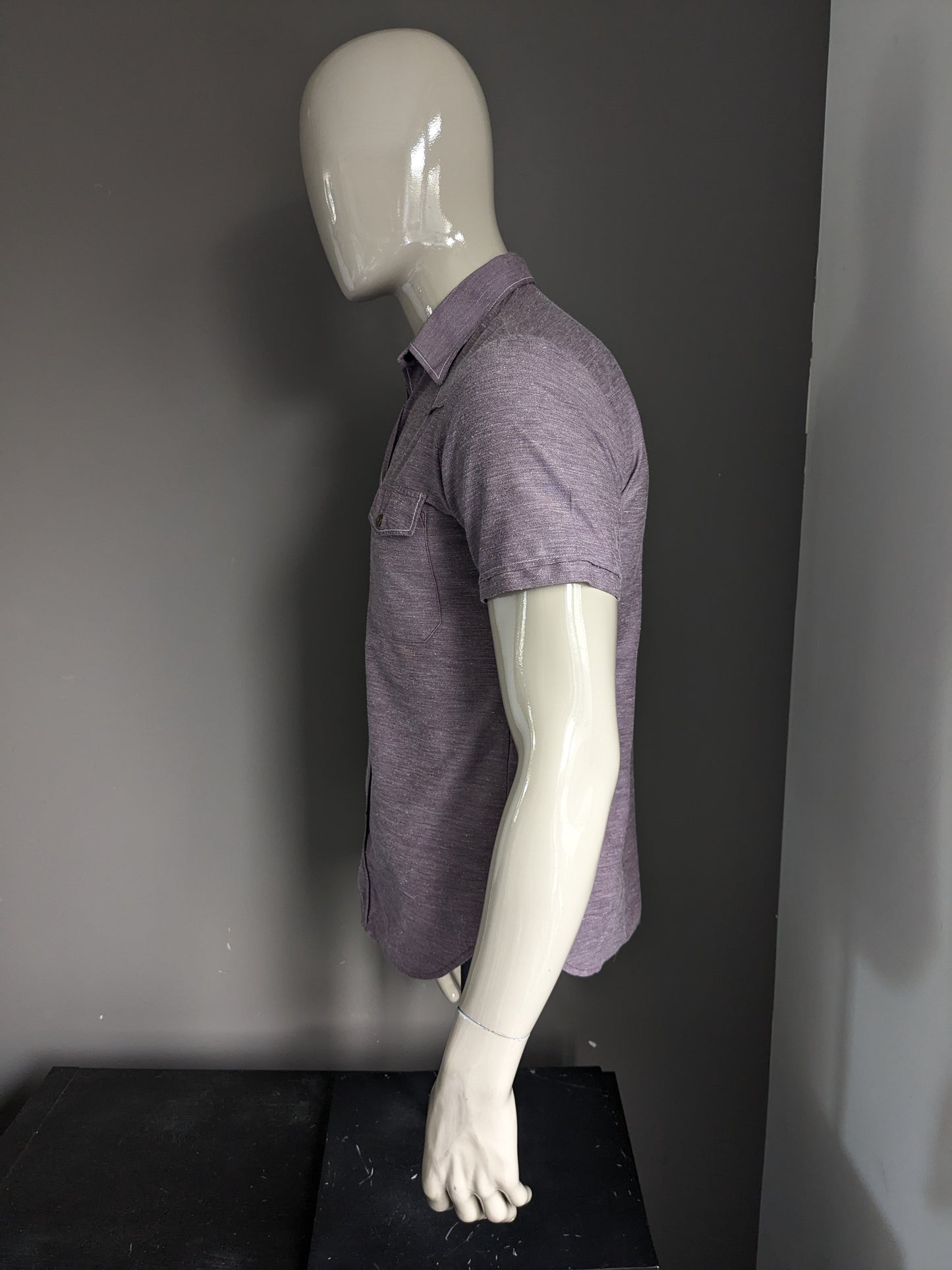 Manche courte de chemise Fekon vintage avec un collier et des goujons. Mélange blanc violet. Taille M.