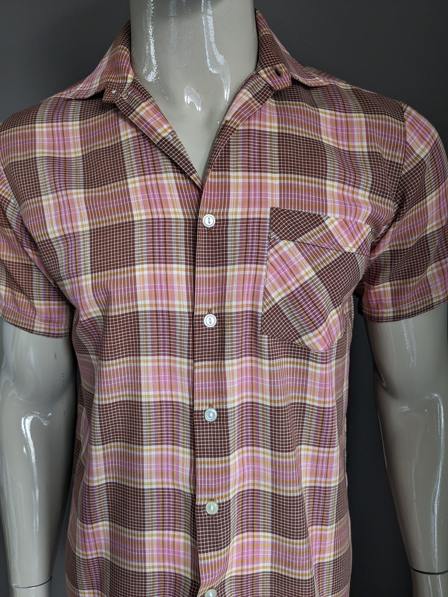 Shirt a manica corta vintage della camicia degli anni '70. Giallo marrone rosa. Taglia M.