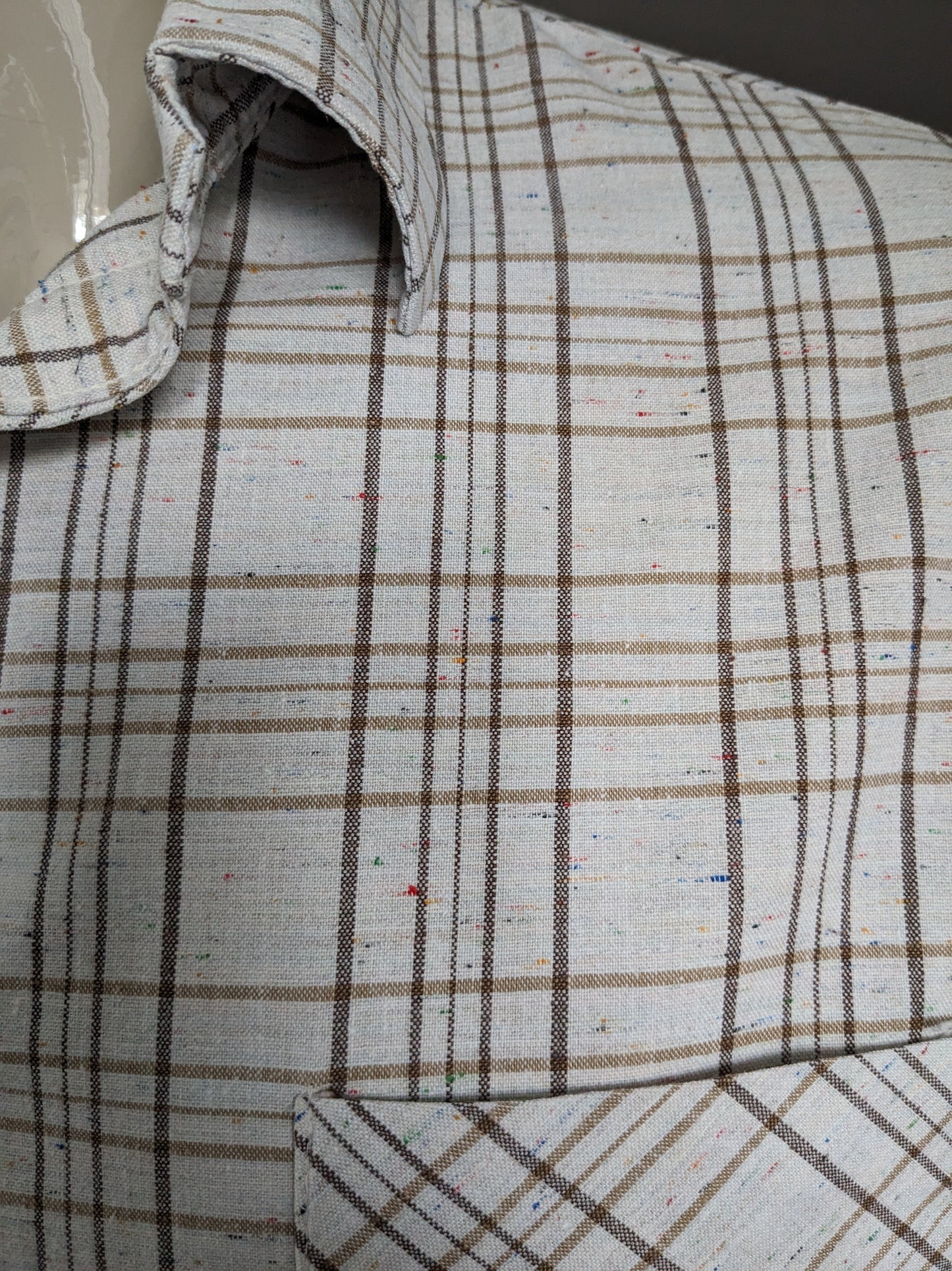 Camisa vintage sin marca. Beige Brown revisado con puntos de color. Talla L.