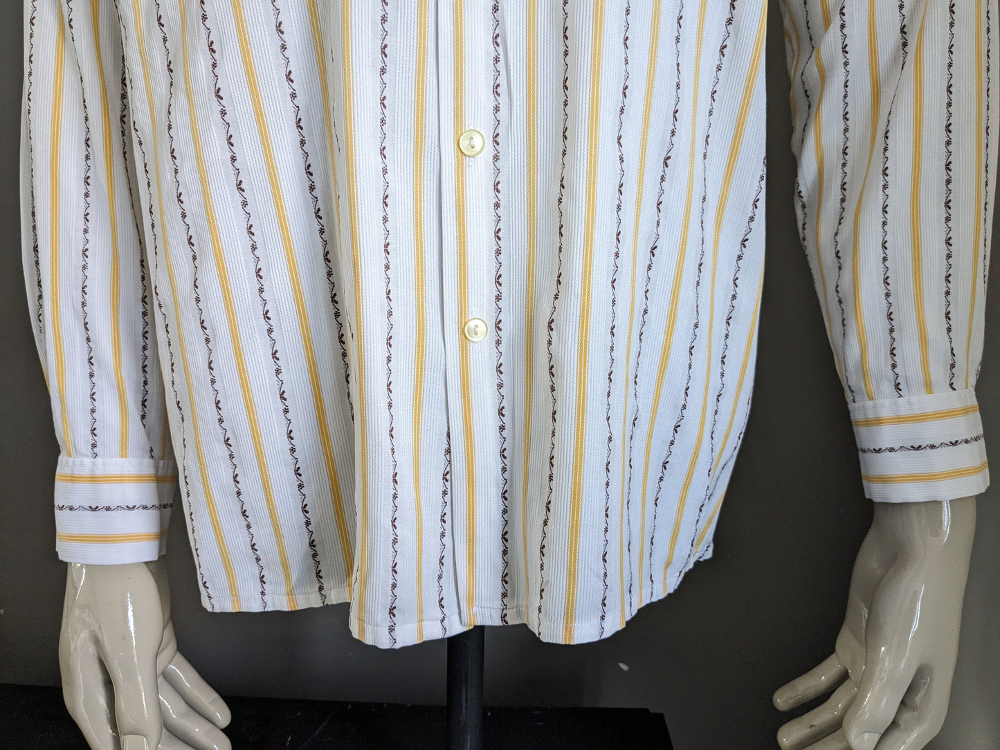 Camicia vintage degli anni '70 con colletto punto. Strisce bianche marrone giallo. Taglia L.