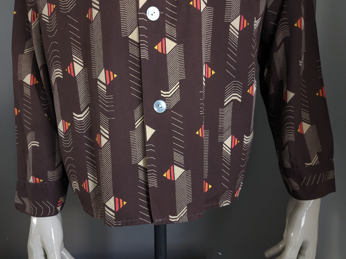 Shirt de Fourman des années 70 vintage avec collier. Impression jaune orange rouge marron. Taille 2xl / xxl.
