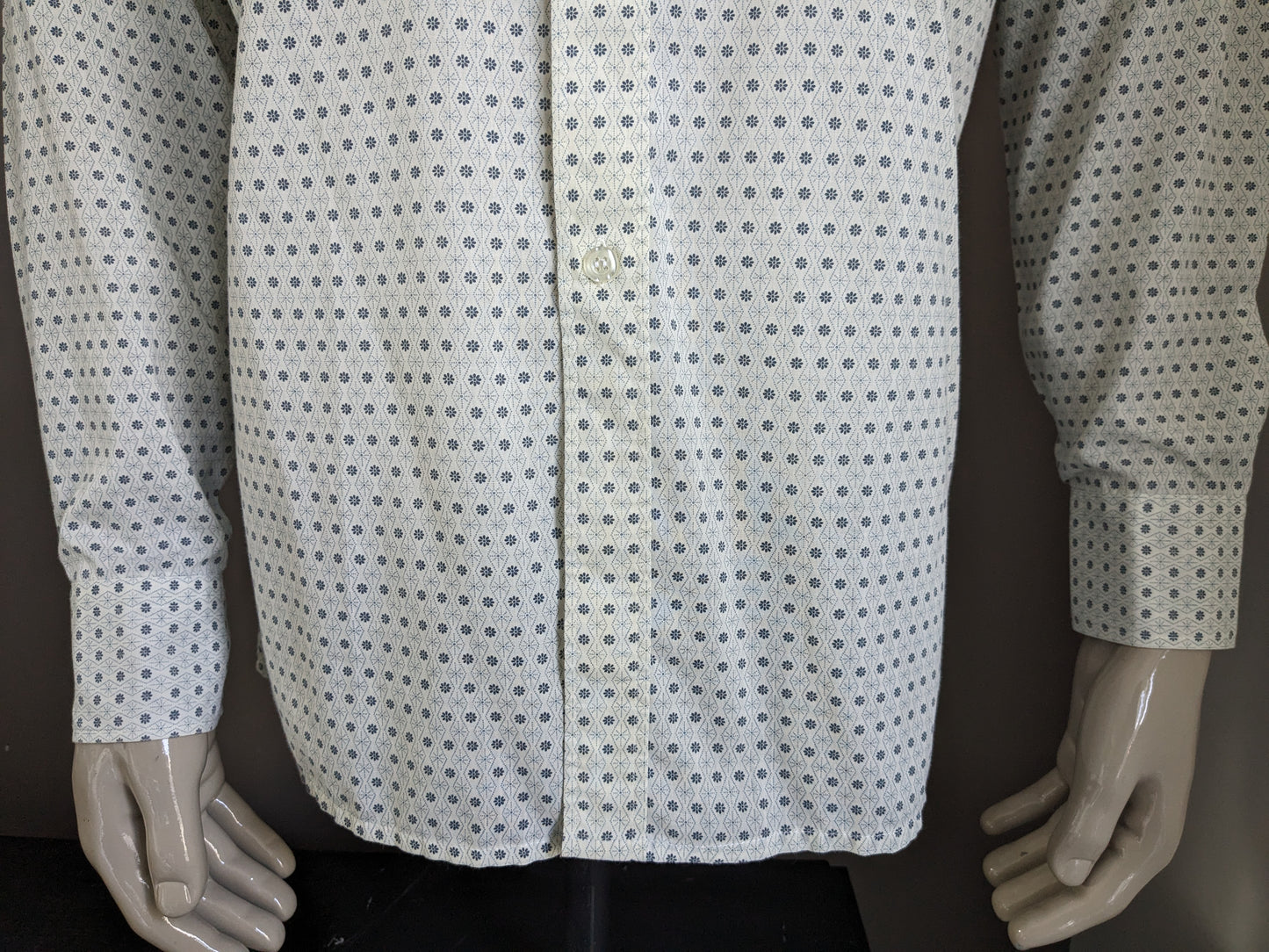 Vintage Fabio 70's shirt with point collar. Beige gray floral. Size XL.