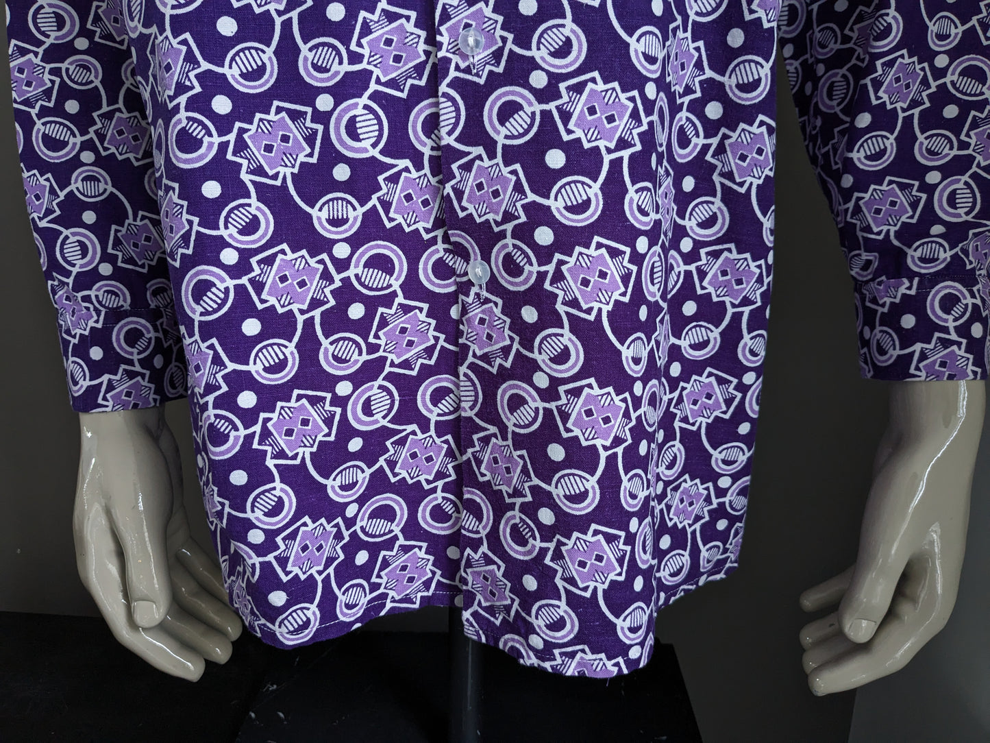 Camicia di loto vintage. Stampa bianca viola. Dimensione 2xl / xxl - 3xl / xxxl.