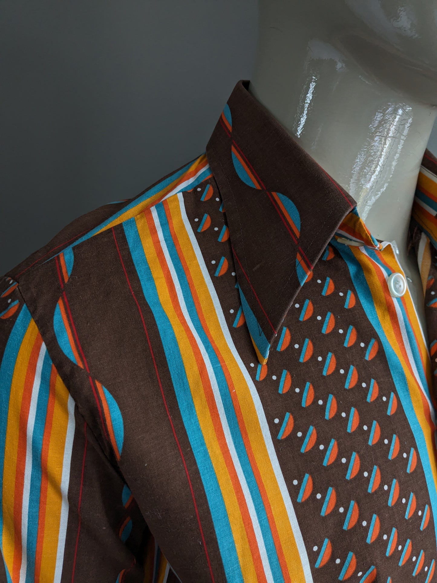 Vintage trend 70's shirt with point collar. Brown orange blue print. Size L.