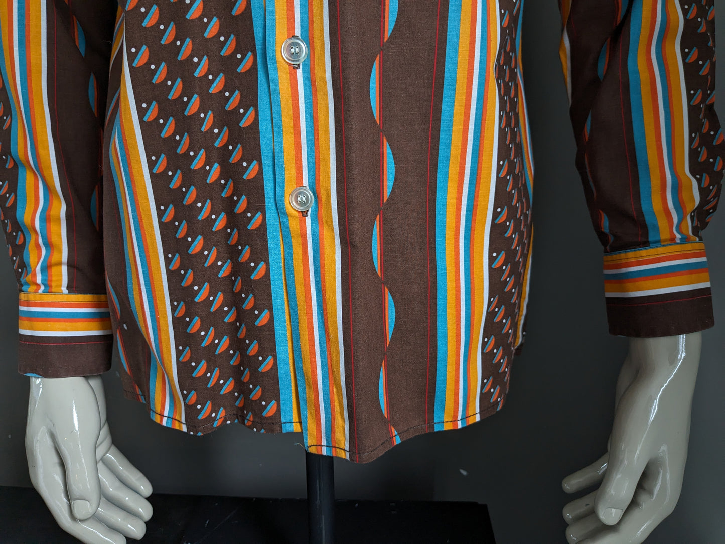 Trend vintage Shirt degli anni '70 con colletto punti. Stampa blu arancione marrone. Taglia L.