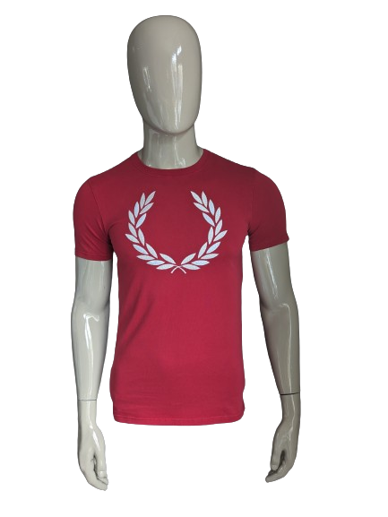 Fred Perry Hemd. Rot gefärbt mit weißer Anwendung. Größe S.
