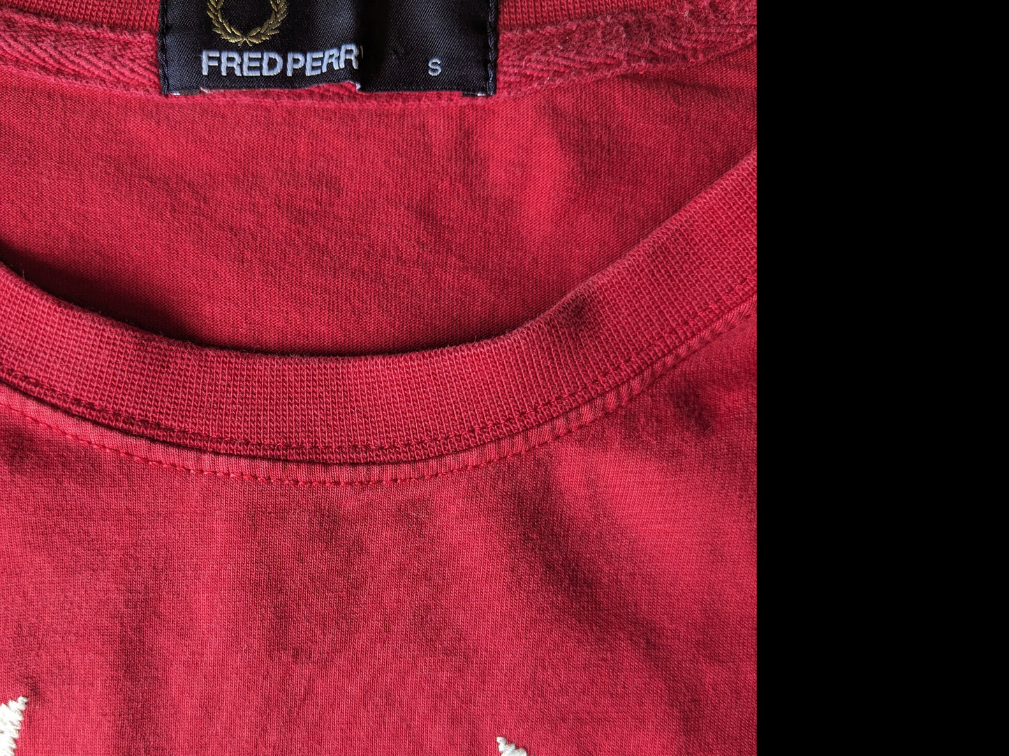 Fred Perry shirt. Rood gekleurd met Witte applicatie. Maat S.