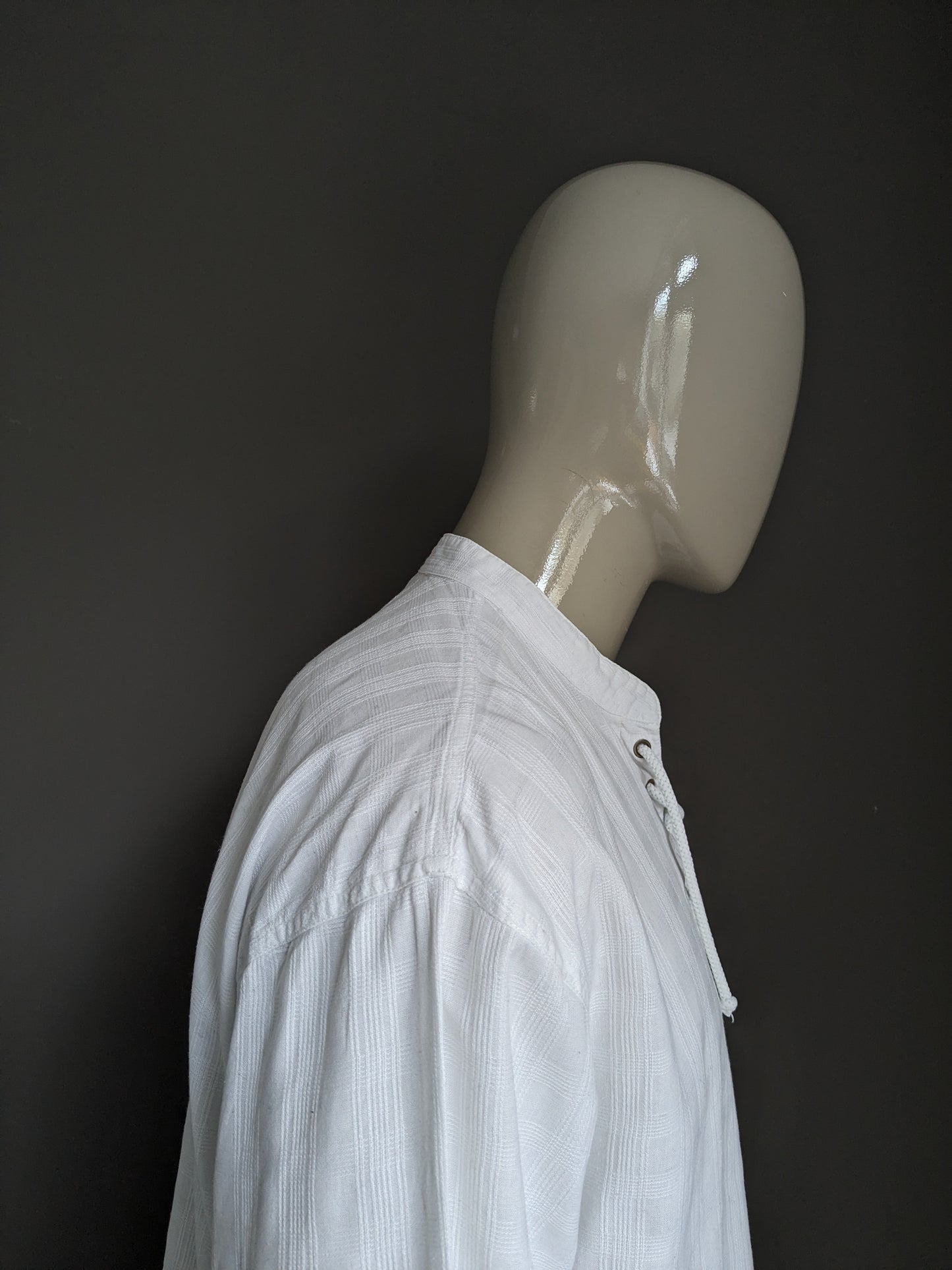 Vintage Gaucho Company overhemd met veterapplicatie en mao / boeren- / opstaande kraag. Wit motief. Maat L / XL.