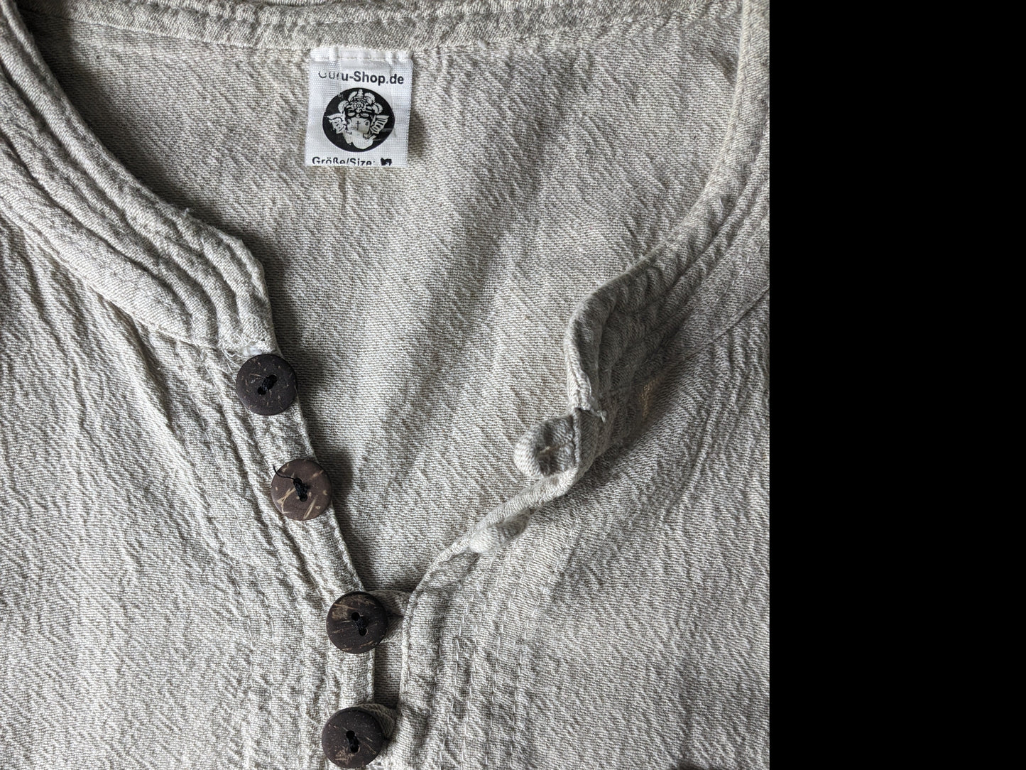 Vintage Guru overhemd shirt met mao / boeren en opstaande kraag met 1 zak. Beige motief. Maat M.