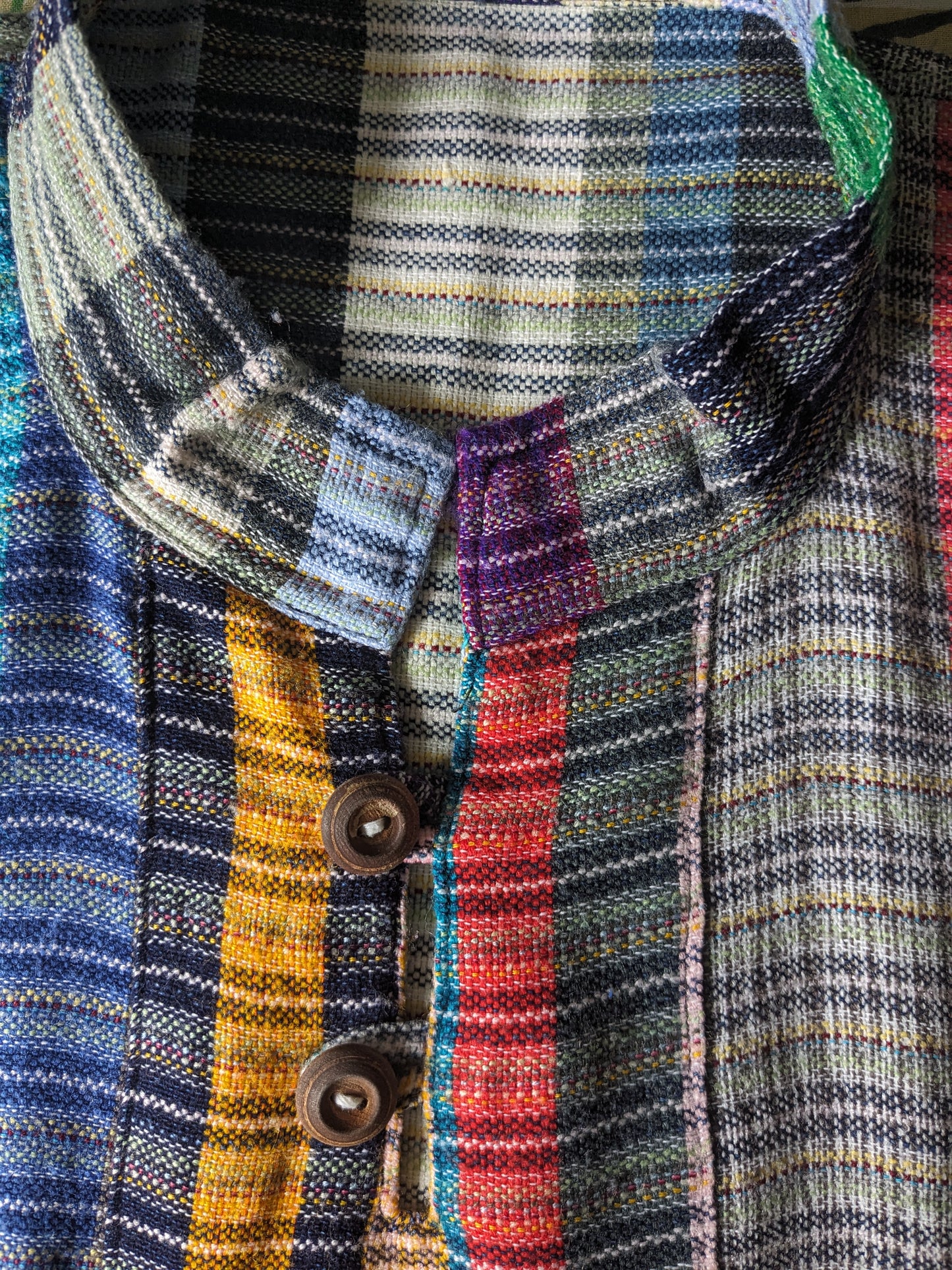Vintage shirt shirt with Mao / Farmer / Standing Collar. Colored motif. Size 2XL / XXL.
