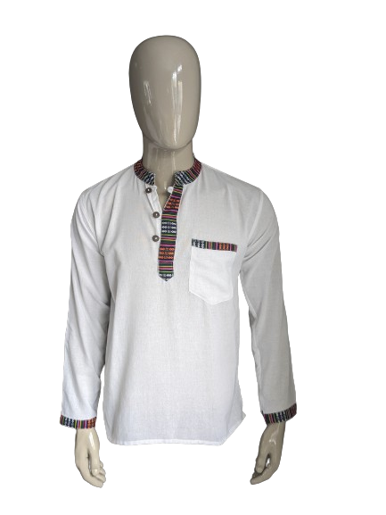 Chemise de chemise vintage avec mao / agriculteur / col debout. Blanc avec des bords colorés. Taille M.