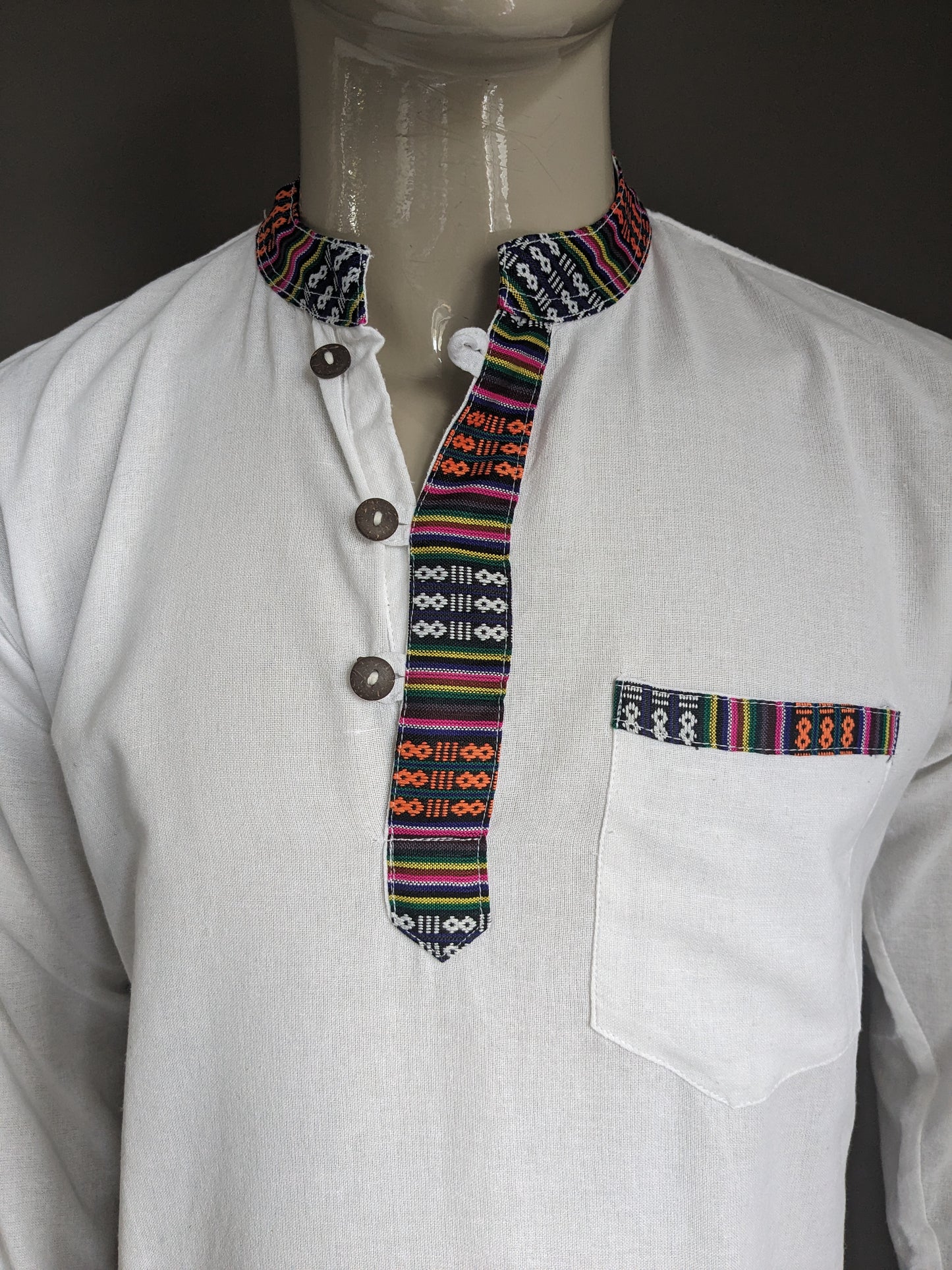 Camisa vintage camisa con mao / agricultor / cuello de pie. Blanco con bordes de colores. Talla M.