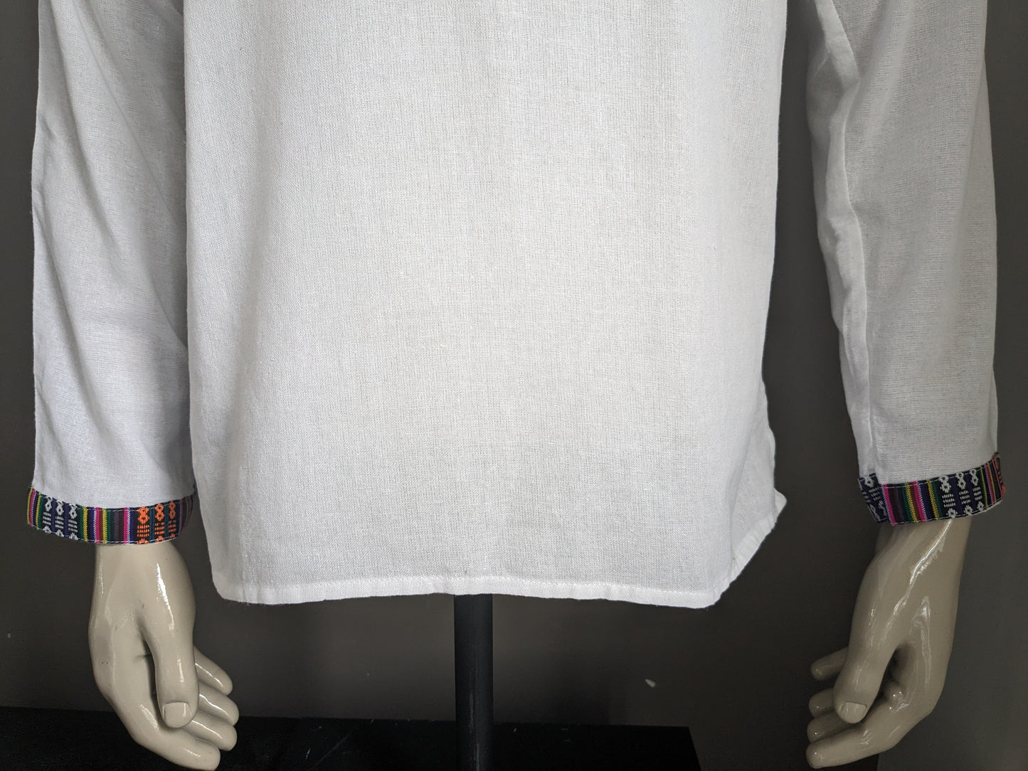 Camicia vintage con mao / agricoltore / collare in piedi. Bianco con bordi colorati. Taglia M.