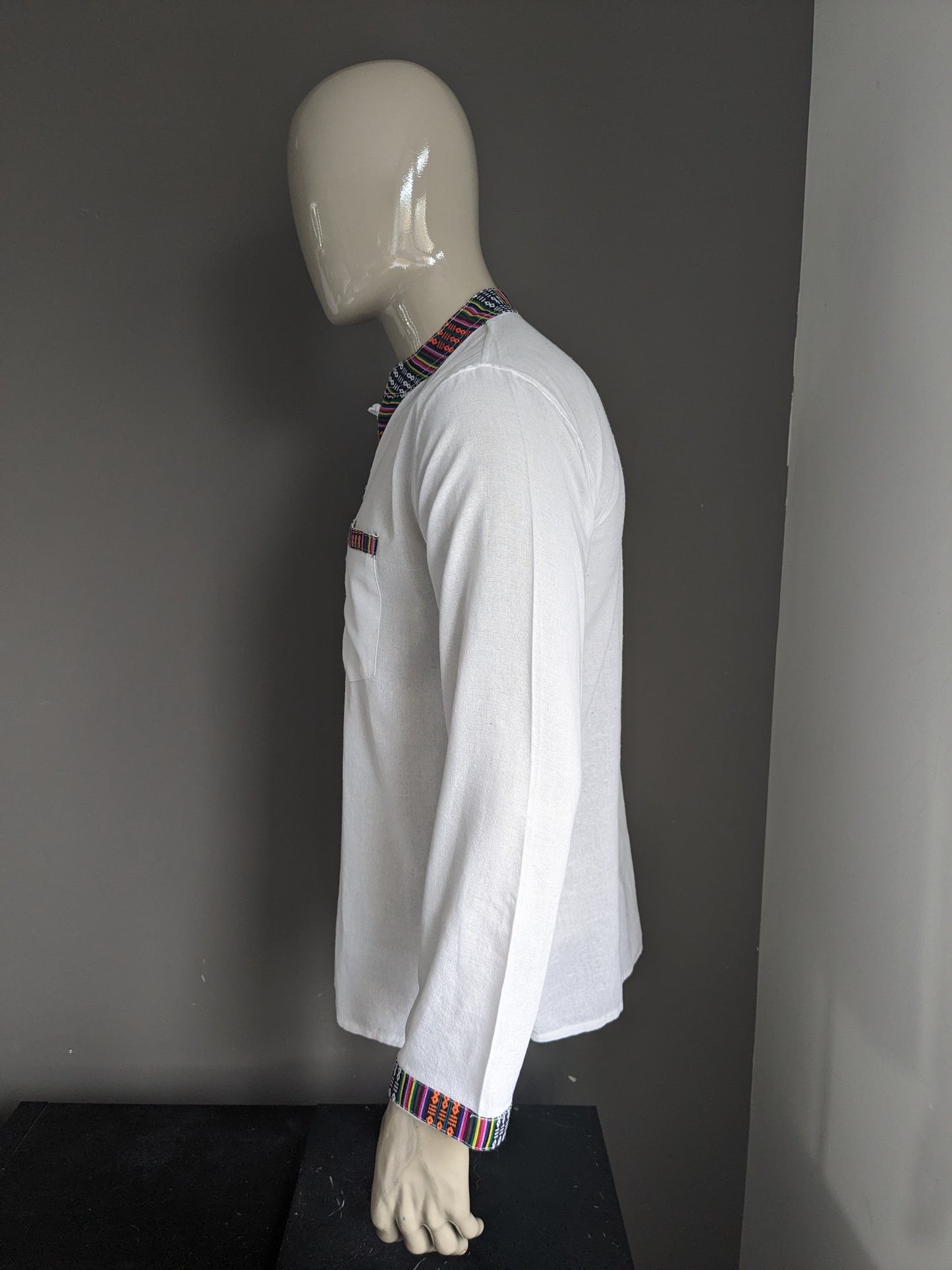 Camicia vintage con mao / agricoltore / collare in piedi. Bianco con bordi colorati. Taglia M.