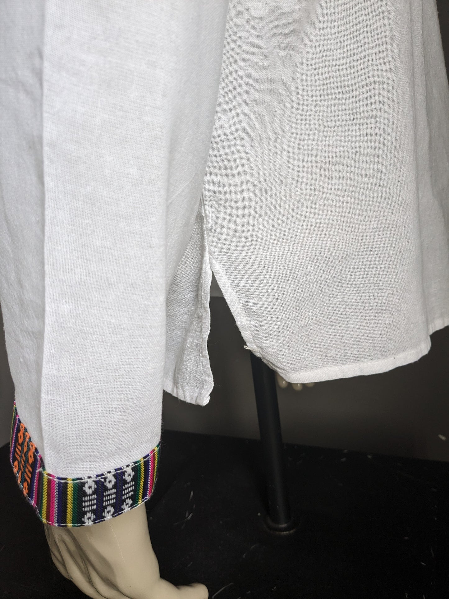 Chemise de chemise vintage avec mao / agriculteur / col debout. Blanc avec des bords colorés. Taille M.