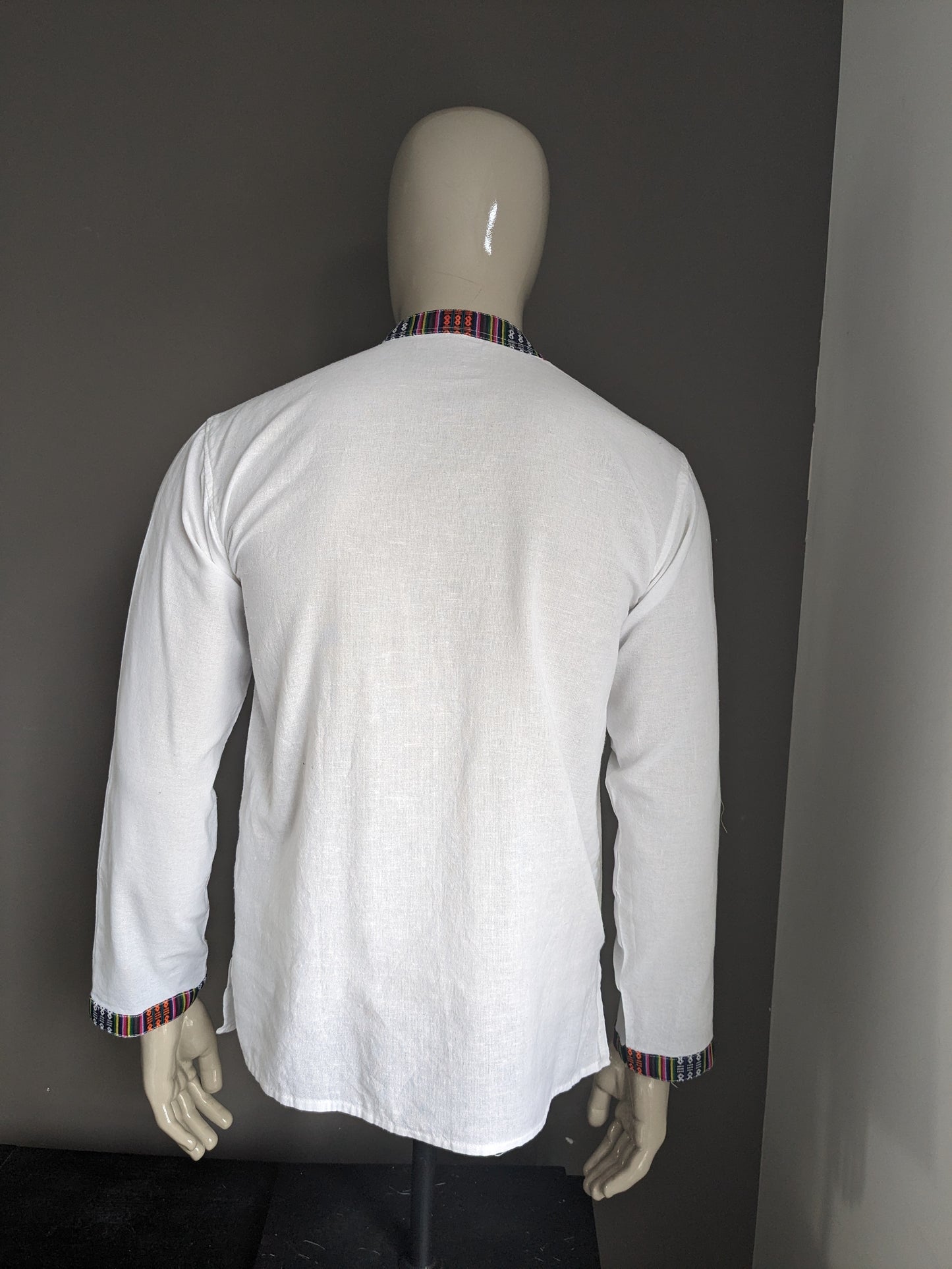 Vintage shirt shirt with Mao / Farmer / Standing Collar. White with colored edges. Size M.