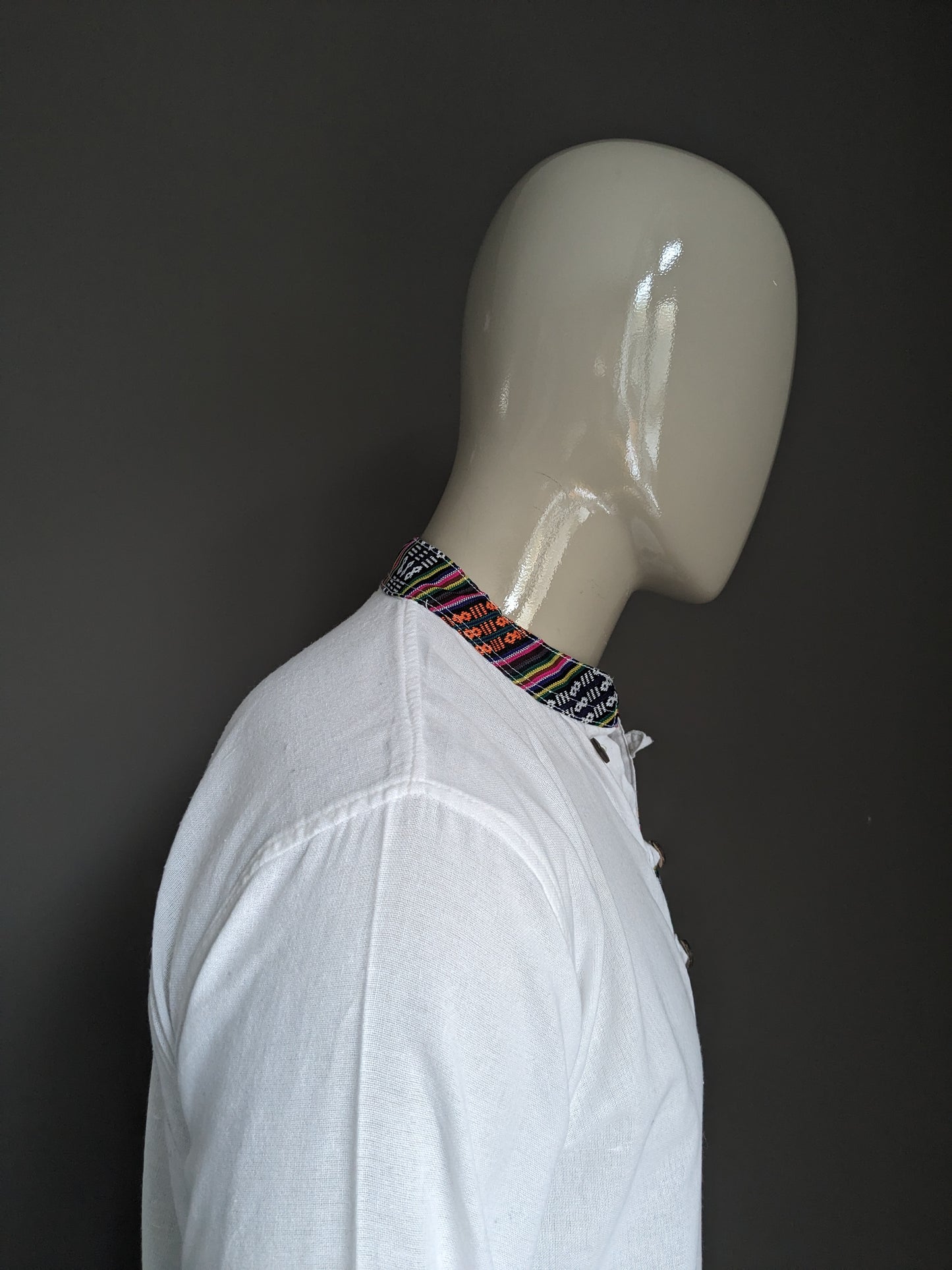 Vintage overhemd shirt met mao / boeren- / opstaande kraag. Wit met gekleurde randen. Maat M.