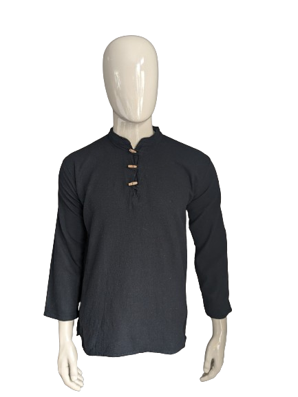 Vintage overhemd shirt met 1 zak en mao / boeren-/ opstaande kraag. Zwart gekleurd. Maat M.