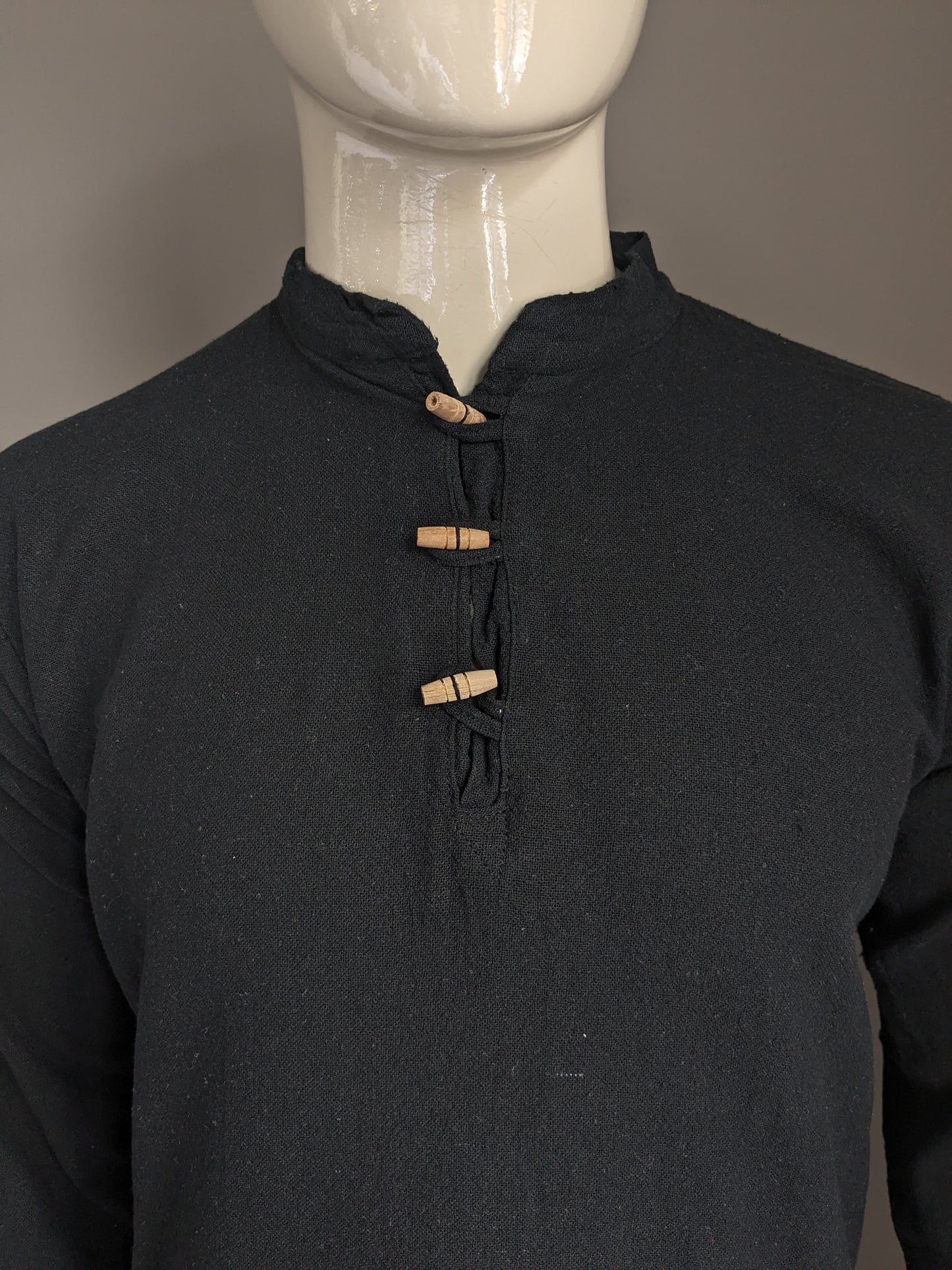Vintage -Hemd mit 1 Beutel und MAO / Bauern / aufrechter Kragen. Schwarz gefärbt. Größe M.