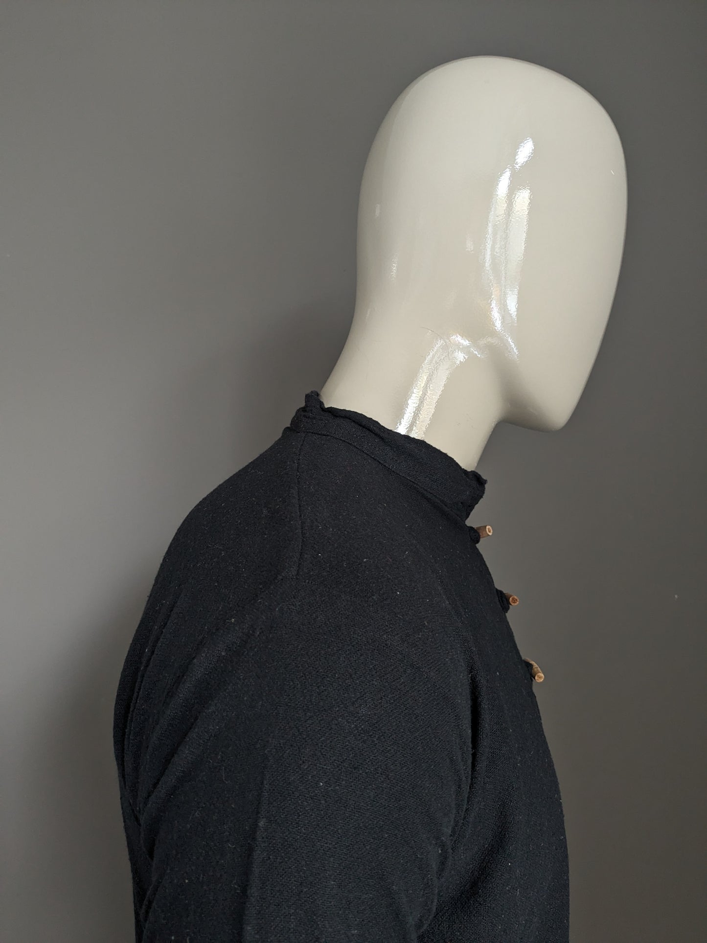 Vintage -Hemd mit 1 Beutel und MAO / Bauern / aufrechter Kragen. Schwarz gefärbt. Größe M.
