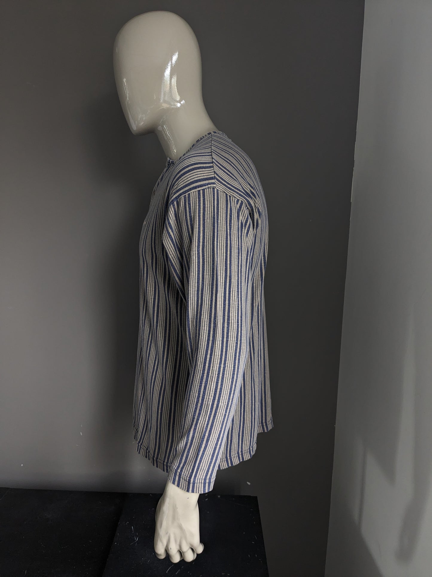 John Baner Longsleeve with buttons. Brown blue striped. Size L.