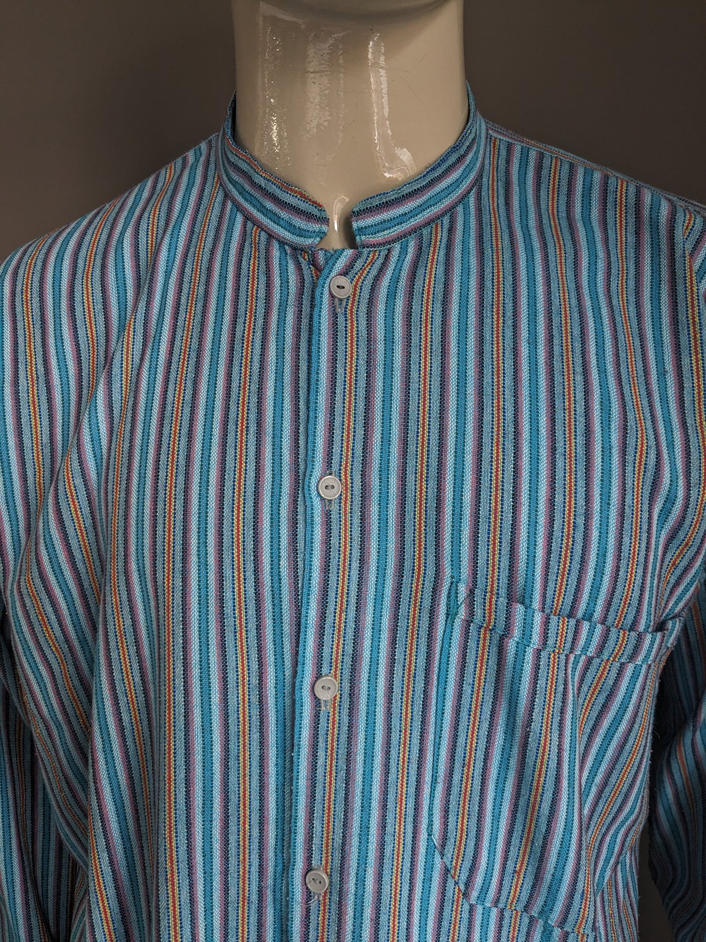 Camisa vintage con mao / agricultor / cuello de pie. Azul Púrpura rojo amarillo rayado. Tamaño xl.