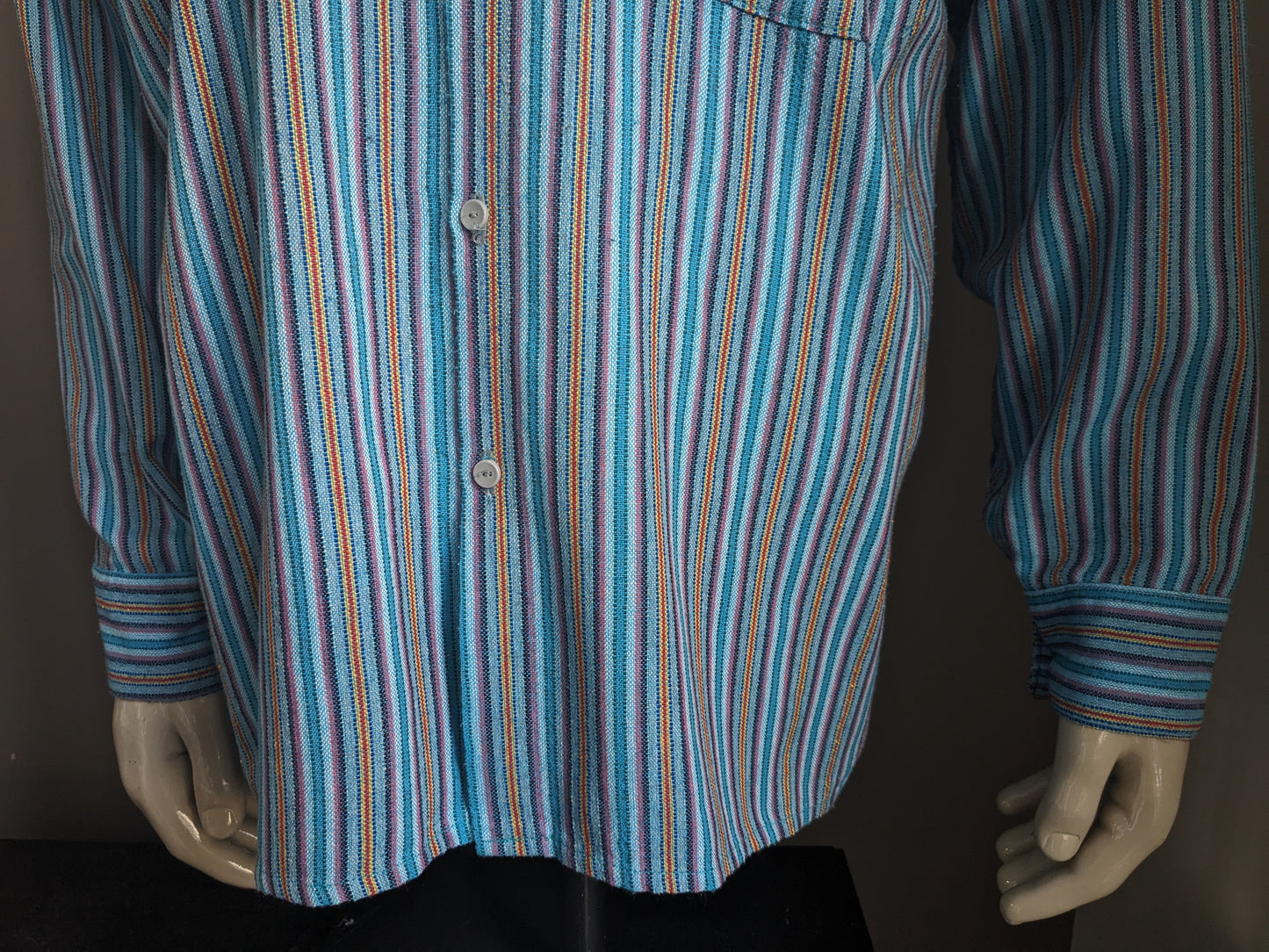 Vintage overhemd met mao / boeren- / opstaande kraag. Blauw Paars Rood Geel gestreept. Maat XL.