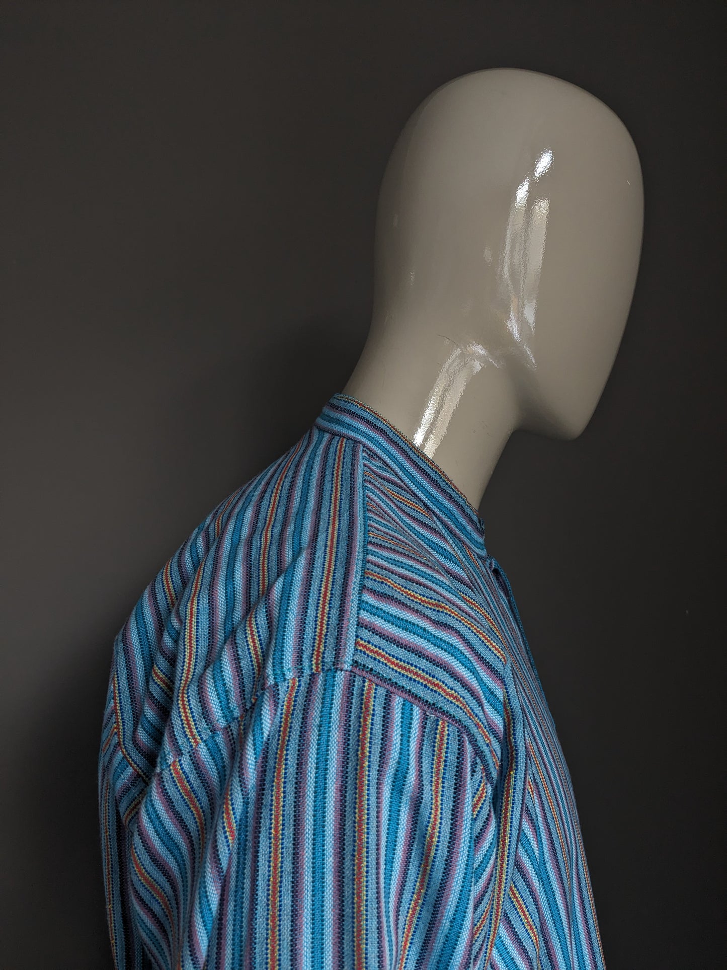 Vintage overhemd met mao / boeren- / opstaande kraag. Blauw Paars Rood Geel gestreept. Maat XL.