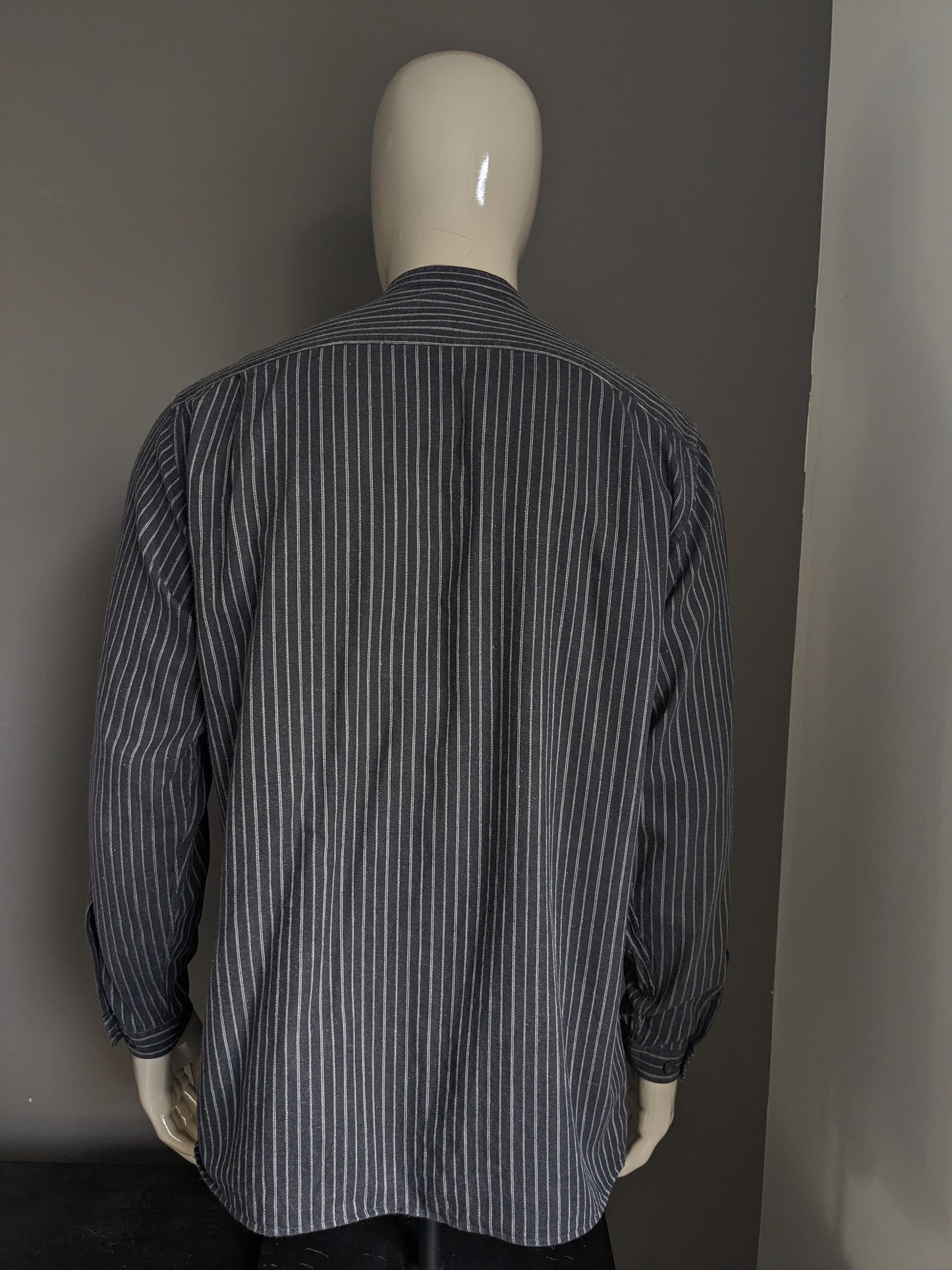 Boss vintage Hugo Boss Shirt con Mao / Farmers / Collar in piedi. A strisce in bianco e nero. Taglia M / L.