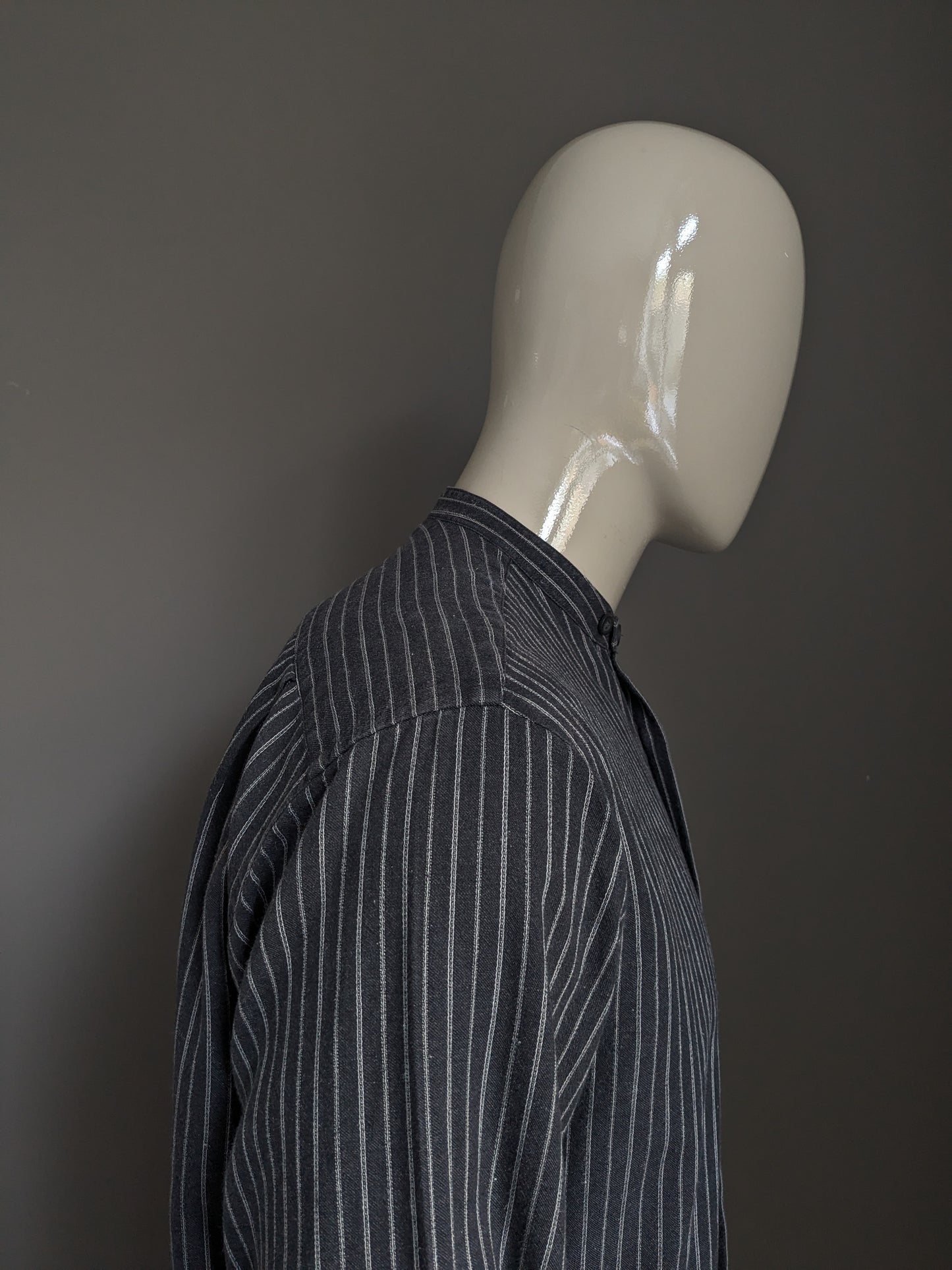 Boss vintage Hugo Boss Shirt avec Mao / Farmers / Collar debout. Rayé noir et blanc. Taille M / L.