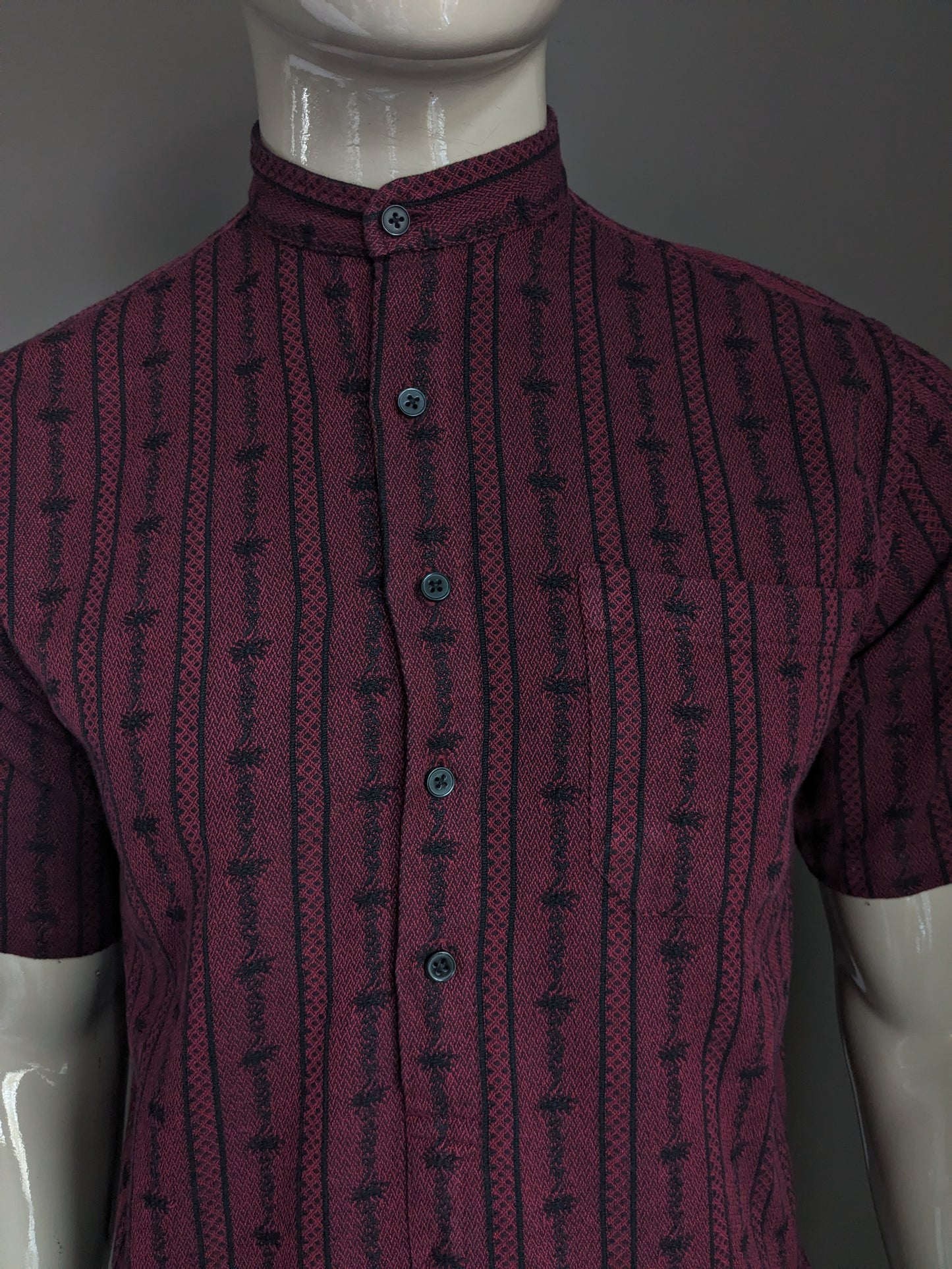 Vintage Atrium -Hemd mit Knöpfen und MAO / Bauern / aufrechtem Kragen. Bordeaux schwarz gefärbt. Größe S / M.