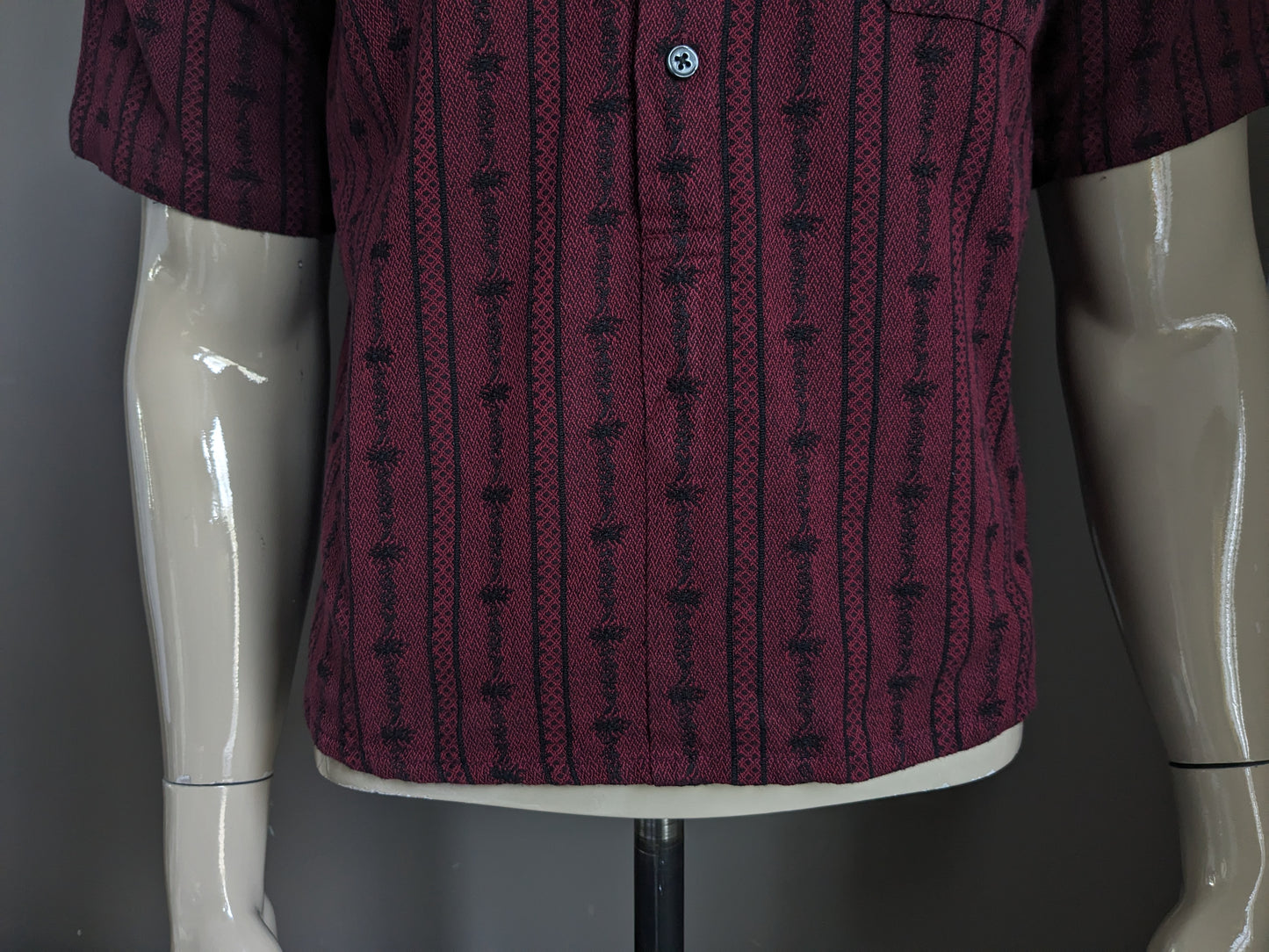 Vintage Atrium -Hemd mit Knöpfen und MAO / Bauern / aufrechtem Kragen. Bordeaux schwarz gefärbt. Größe S / M.
